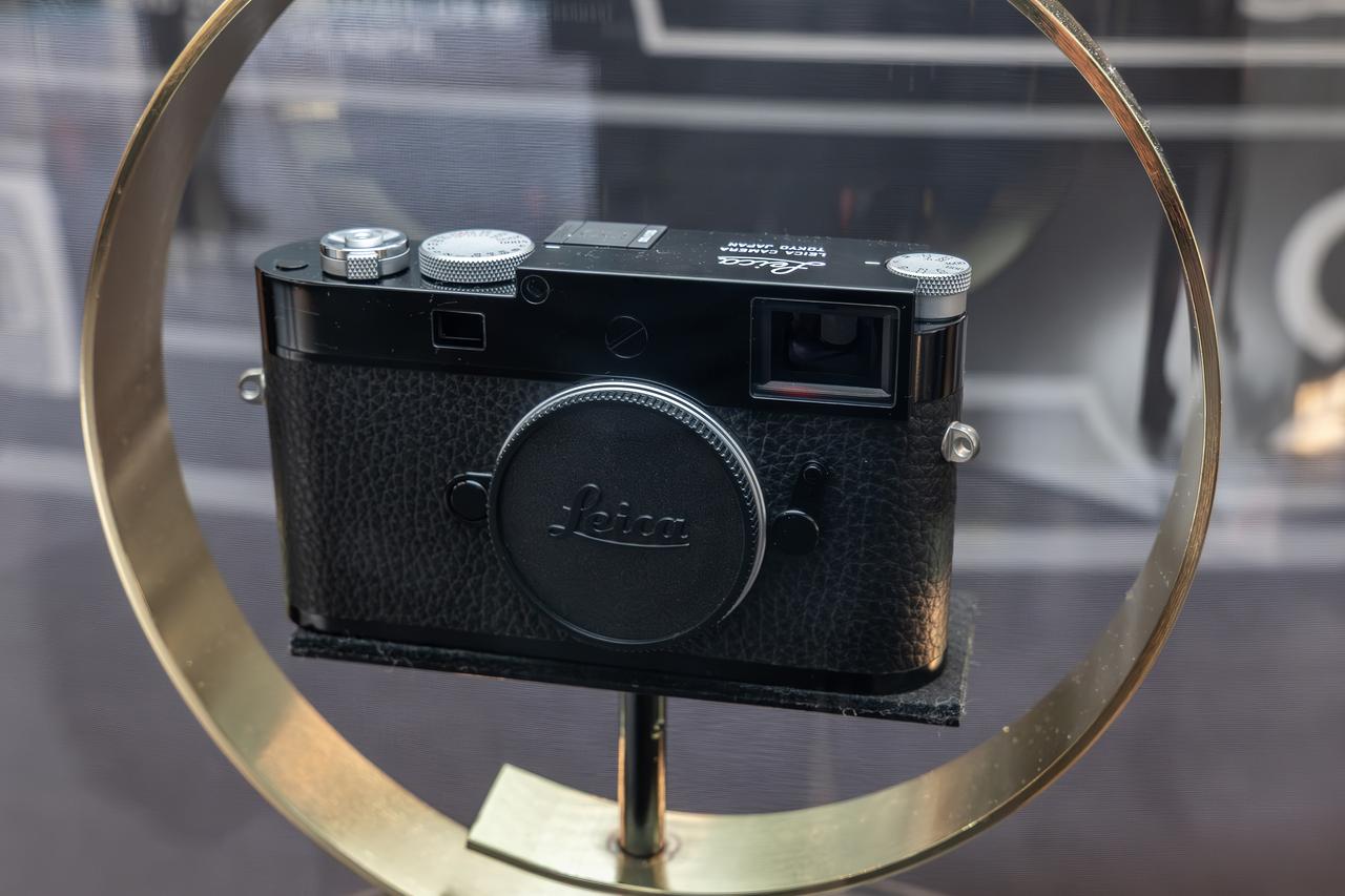 画像: この展示を祝してM型ライカの特別限定モデル「ライカM11 100 Years of Leica “TOKYO JAPAN”が発表されたが、会場に早速展示されていた。日本国内・100台限定モデル。