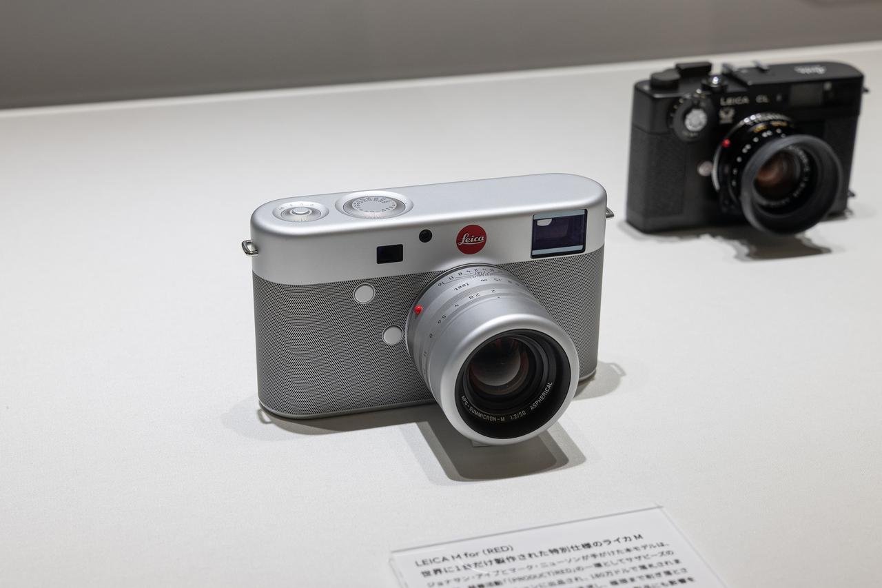 画像: 世界で1台だけのLEICA M for (RED)。アクセサリーシューはなく、曲線が多用されたデザインが特徴。2013年当時のオークションではなんと180万5000ドル !(日本円で約1億8280万円)で落札された。