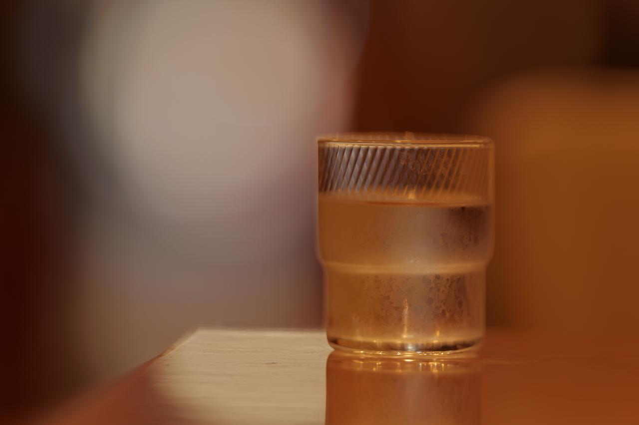 画像: 最短撮影距離は1.1mと、他社の135mmF1.8クラスよりかなり長い。接写好きの筆者には正直物足りない。これは光学性能を最優先させたため。確かにF1.4のまま最至近距離付近で撮ると、確かに切れ味はちょっとナローになる。それを理解して使えば、そんな描写も悪くない。というか、個人的には好き。 ■絞りF1.4 1/160秒 マイナス0.66露出補正 ISO100