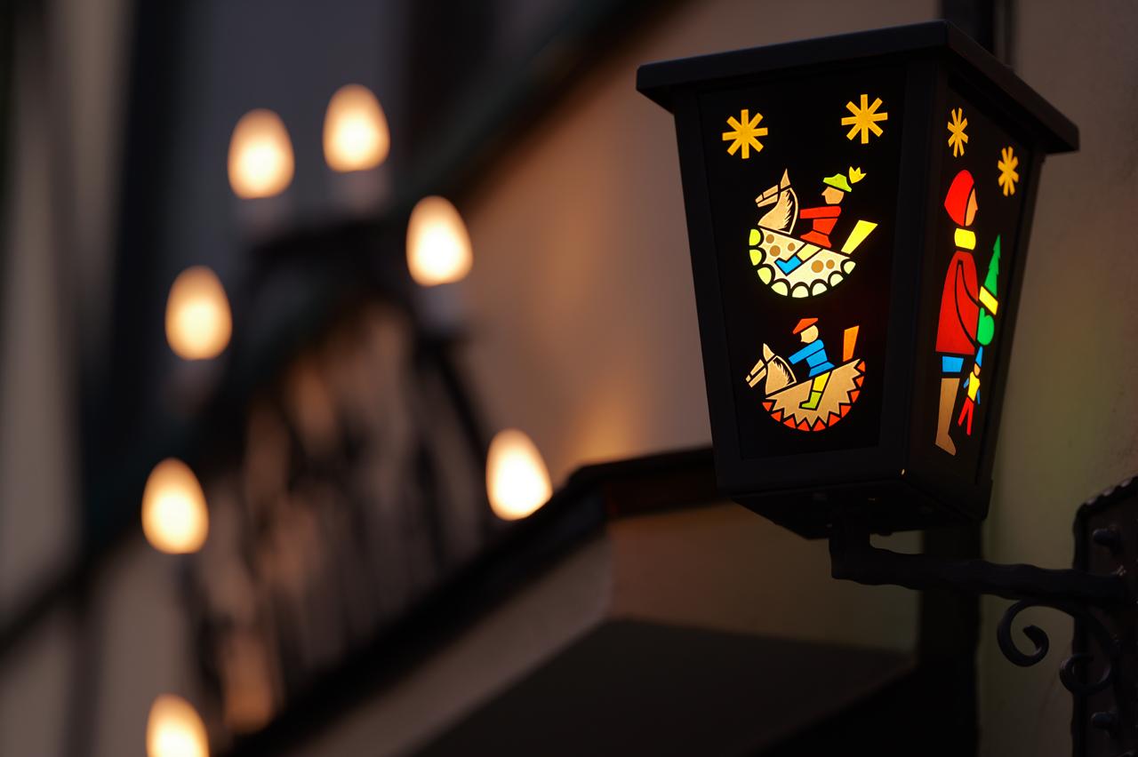 画像: 中に電球のあるお店の看板だが、実にシャープでクリア。色収差も皆無。しかも後ボケが実に自然で立体感満点。AFも素早く軽快。レンズ内手ブレ補正機能はないが、そこはカメラ側のブレ補正でカバーできるので安心。 ■絞りF1.4 1/160秒 マイナス1.0露出補正 ISO160