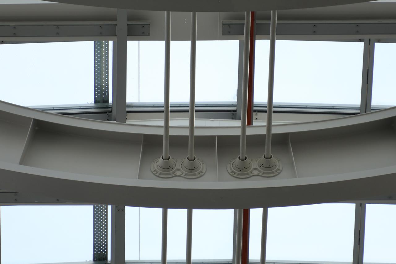 画像: 同じシーンを同じ場所からテレ端300mmで撮影したもの。1本のレンズでこれだけ寄り引きを撮れるのは素晴らしい! ポール(ワイヤー)のようなものを通すソケット部の小さなネジまでしっかり解像しているのはオミゴト。ただし左にあるたくさん穴の空いた金属プレートの部分にはフリンジが発生している。 ■絞りF6.3 1/500秒 プラス1.3露出補正 ISO250(300mm時)