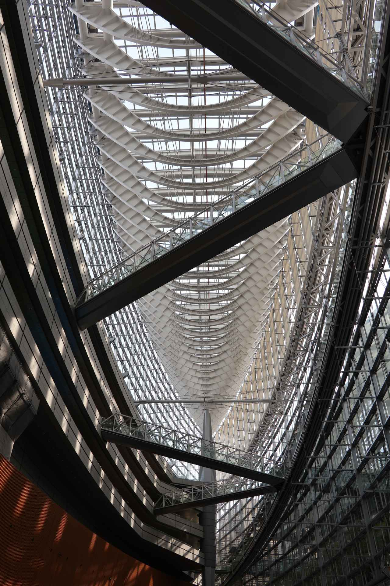 画像: 筆者がワイド系でよく試撮する場所。レンズ補正もしっかり効いてシャープで歪みのない画となる。階調の再現も良い。四隅に近い部分にはわずかにフリンジが残っている。本当に完全に除去したければRAWで撮って自分で調整しよう。 ■絞りF8 1/125秒 ISO100(18mm時)