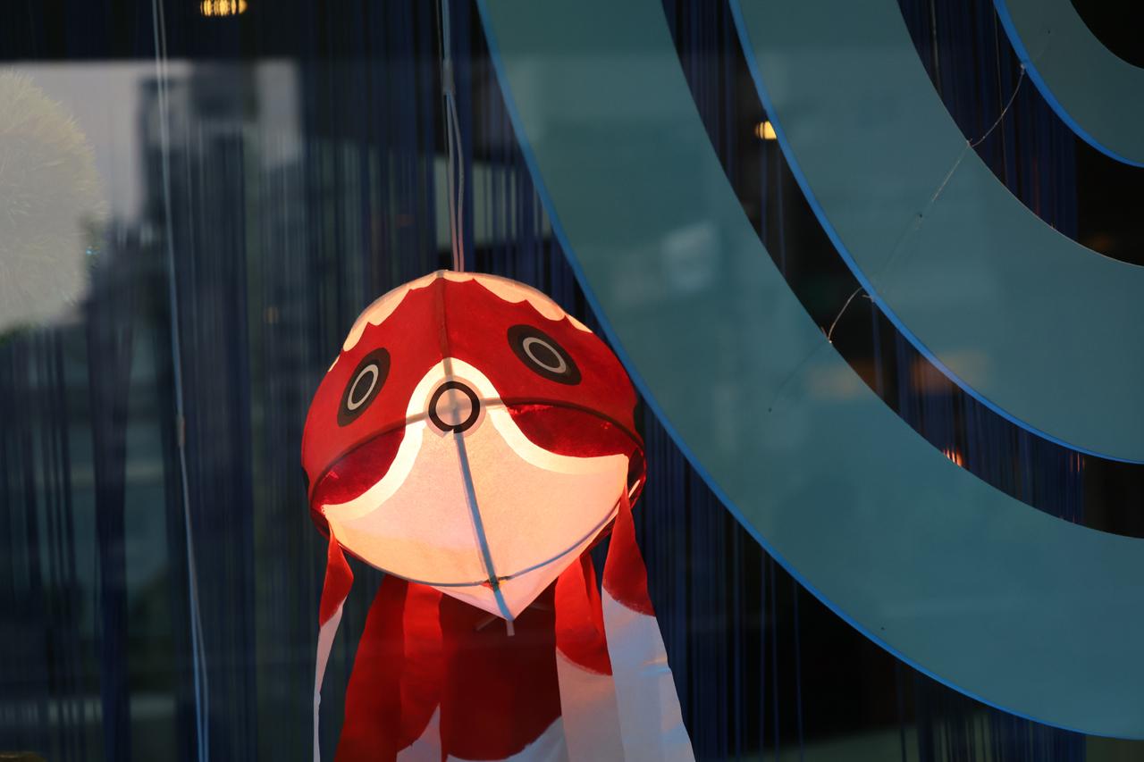 画像: 夕刻、しかもビルの合間のショーウィンドウ。感度はISO640まで上がっているが、65mm(104mm相当)で手持ちで問題なく撮影。IBISのないカメラでも十分な手ブレ補正効果を実感。 ■絞りF6.3 1/160秒 マイナス0.3露出補正 ISO640(65mm時)