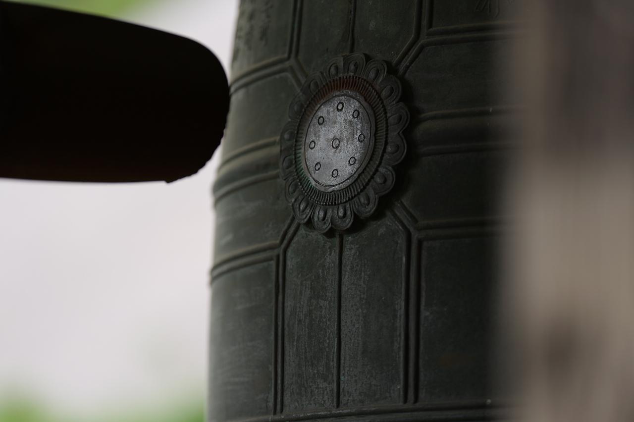 画像: 切れ味がよく、梵鐘の歴史を感じる質感も上々。ボケも自然。まあ、お寺の梵鐘を200mmF2で撮ってどーすると言われそうだけど（笑）、この小型軽量さゆえに持ち歩いて撮ろう!　という気になるのです。 ■絞りF2.0　1/250秒　マイナス0.3露出補正　ISO250　WB:晴天