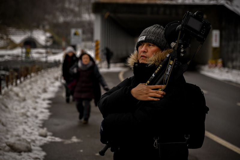 画像: なぜそんなことができるのかと言うと、帯広在住のバリバリ写真家に同行してもらうからなのです。 右上は写真家の辻博希さん。 十勝で生まれ育った写真家で、野生動物やネイチャーなどの作品を撮影している、現役バリバリのイケメン写真家です。藤村さんと同い歳の、昭和生まれ。彼がいるから、秘密のポイントなどにも案内してもらえます