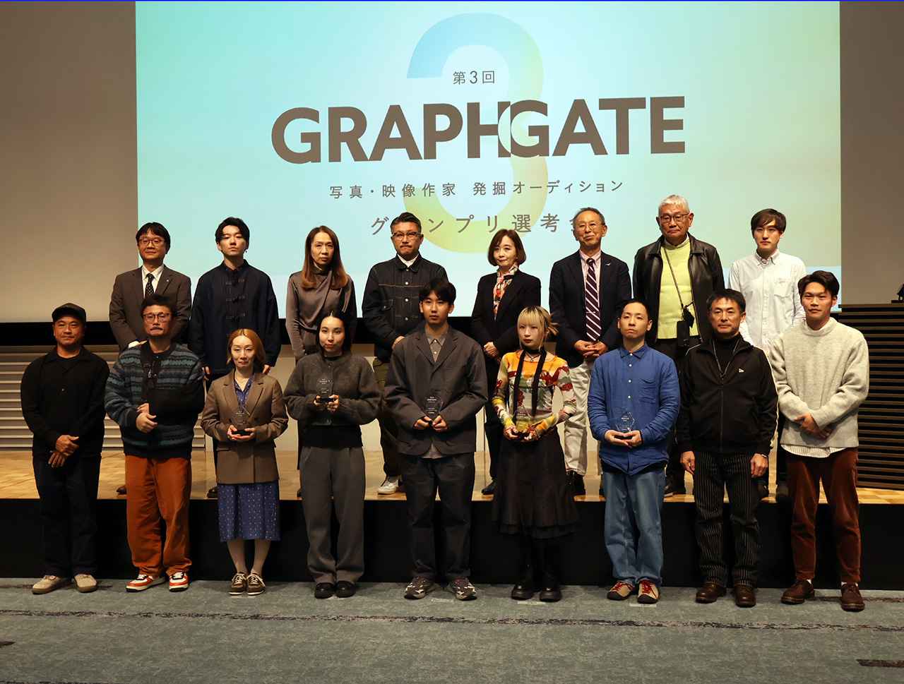 画像: 前列中央・グランプリ受賞の奥田さんと優秀賞、佳作の入賞者、そして今回の選考委員。