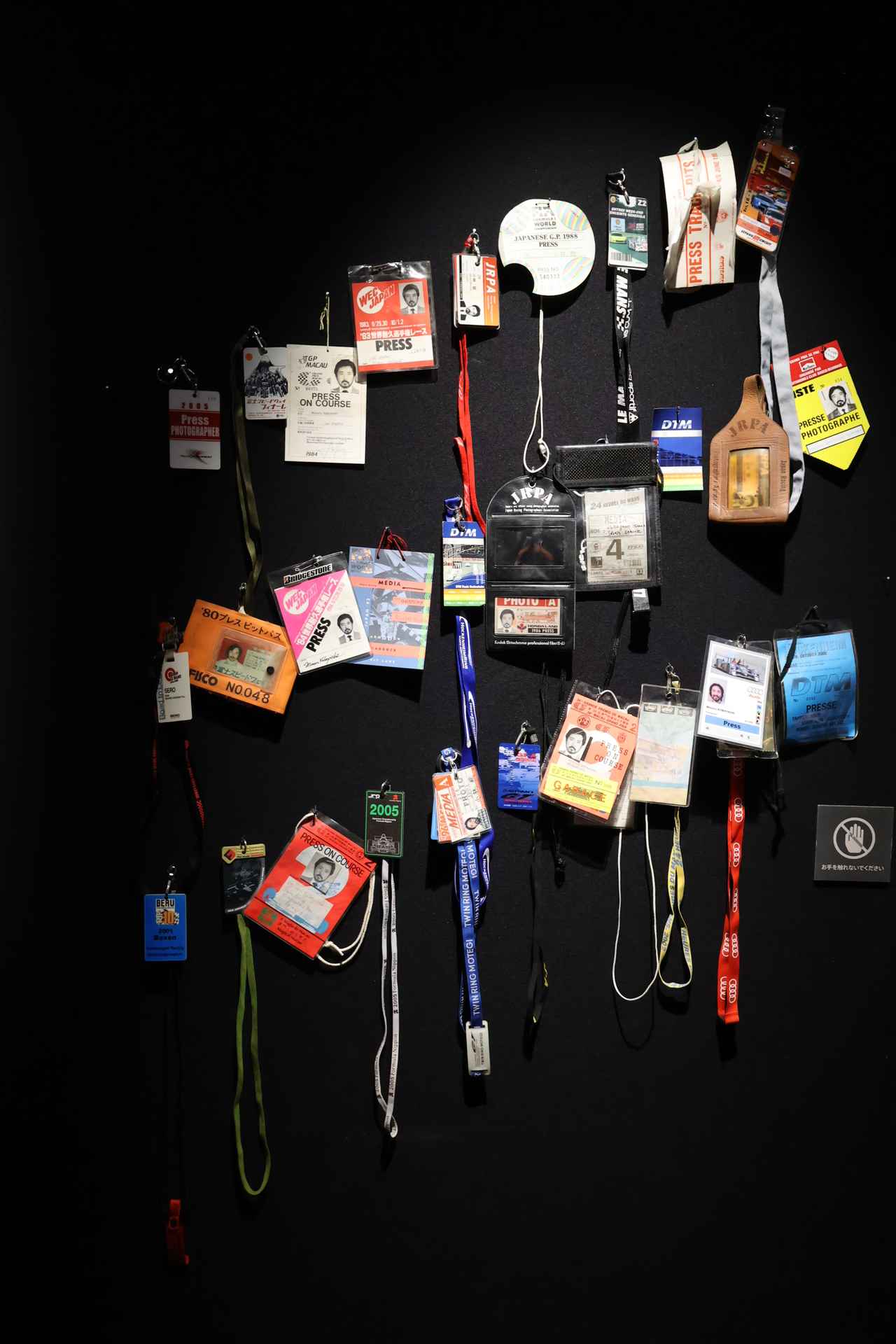 画像: ▲小林さんが国内外で数々の取材をした際の膨大なプレスパスの展示が、その長年にわたるキャリアを物語る。