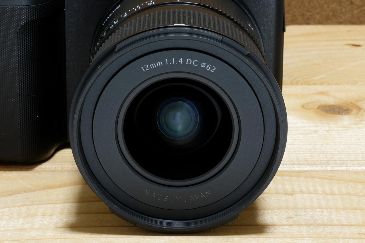 画像: レンズ名の彫刻文字は周囲と同じ黒塗装なのに、光の当たる角度で文字が浮かび上がるように見える。この処理はカッコ良いです。比較できるよう下段の文字は黒く見える状態で撮ってます。