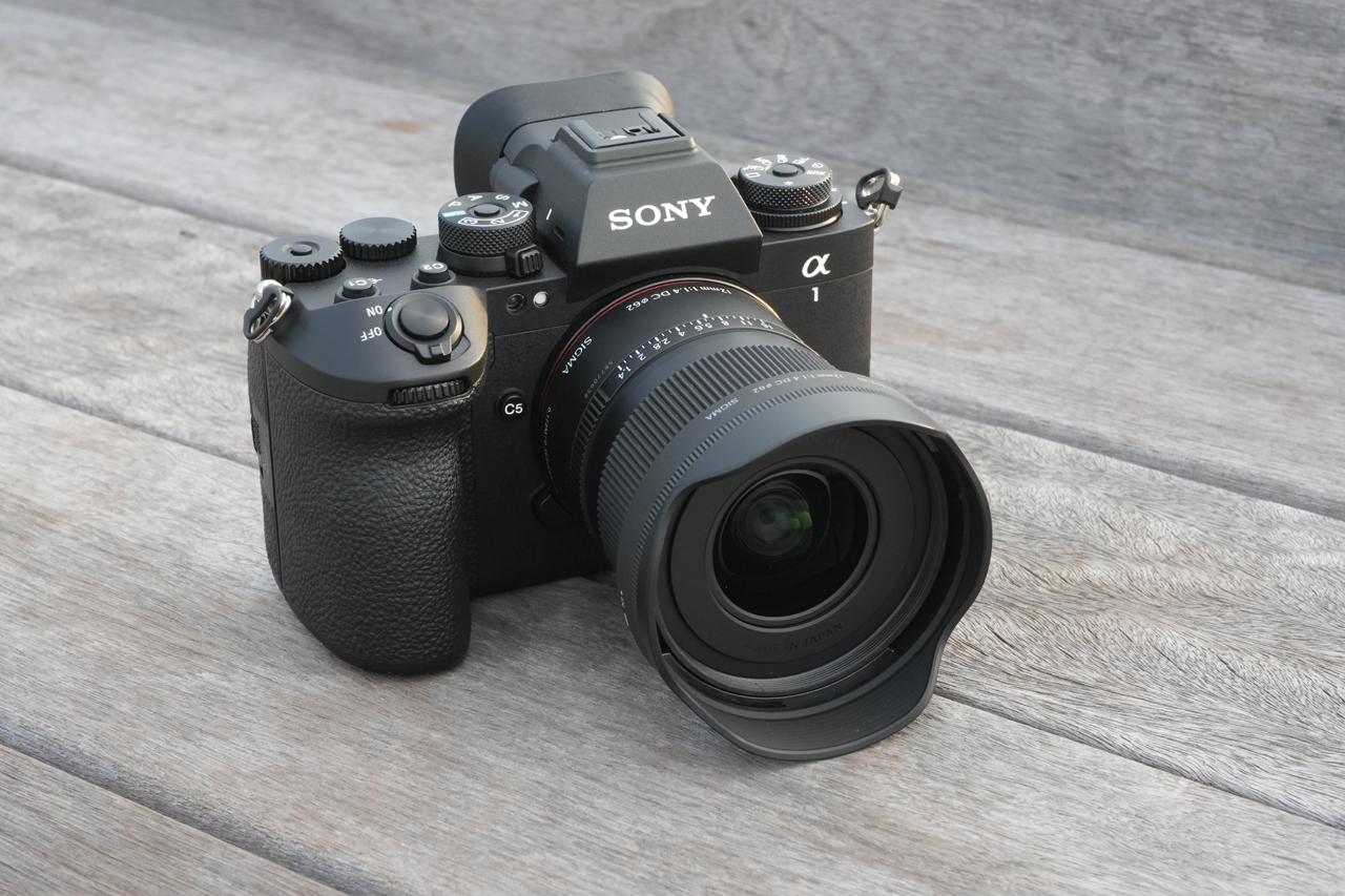 画像: α1 Ⅱとの組み合わせは大口径超広角レンズが付いているようには見えないし、少々頼りなさげ。でも撮り歩きなら、モンスター級のレンズよりこのくらい軽薄なかんじも気楽で良いかな、と。