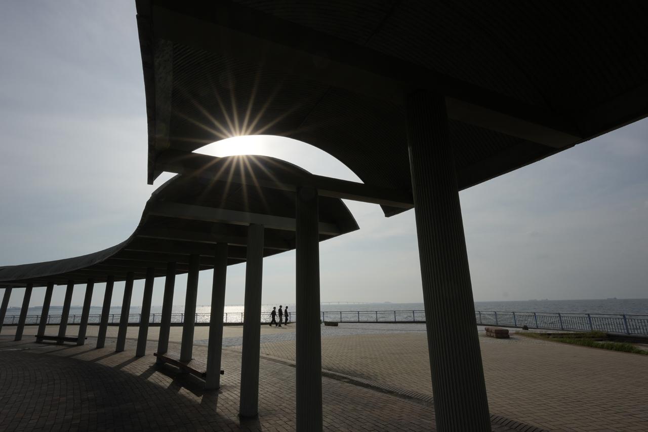 画像: 光芒を出すために絞り込んで太陽を画面内にれ込んでみました。屋根や柱などのシャドウ部にハレーションなどが重なり目立かと想像しましたが有害光にも強そうです。縦位置も含め構図を変えながら数バリエーションを撮りましたが、影響の出たカットはありませんでした。 ■ソニーα1 Ⅱ 絞り優先AE（F16　1/200秒）　マイナス1.0露出補正　ISO100　WB:オート