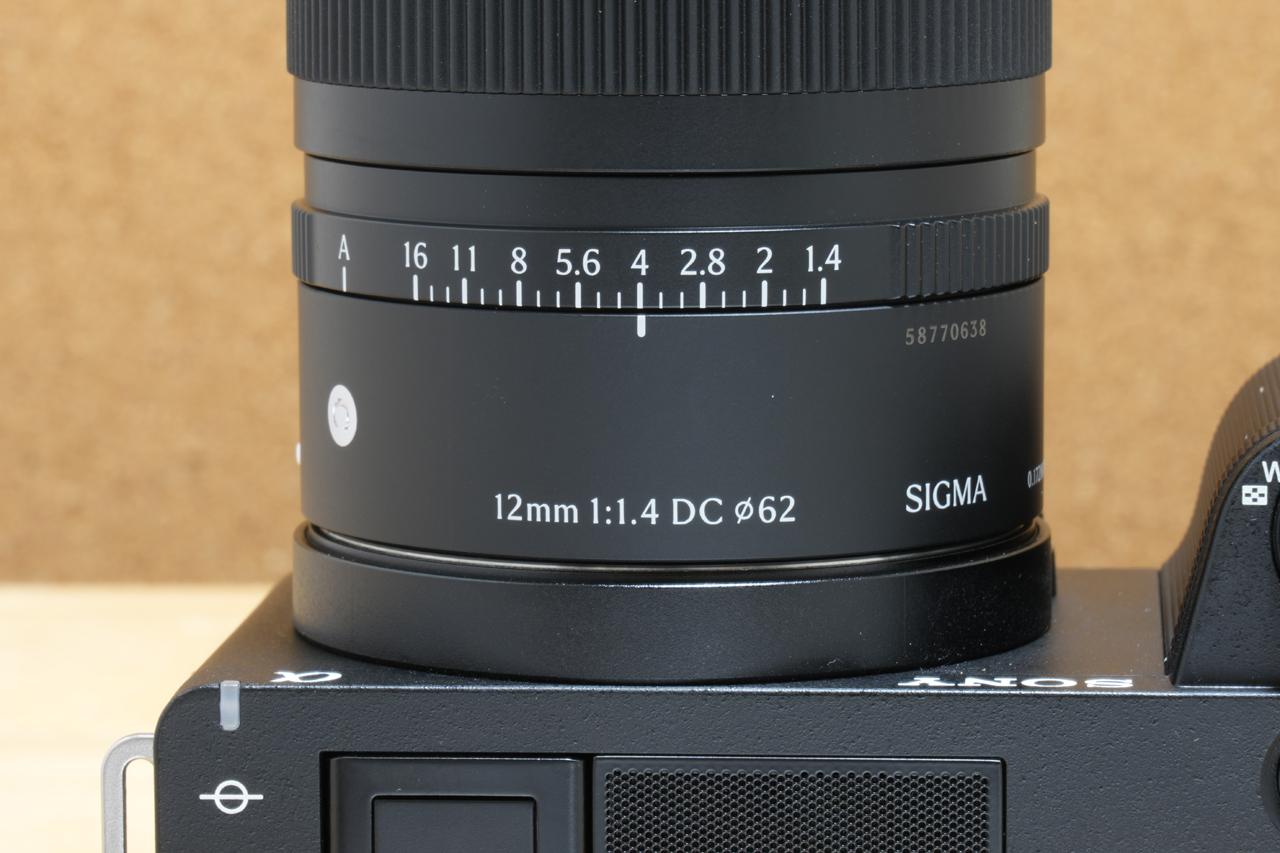 画像: 絞りリングは直感的な操作ができて便利。これがあるだけでも撮影中は楽しいと感じられます。ちなみにA位置のロックや1/3ステップのクリックを無効にするスイッチ類はなし。