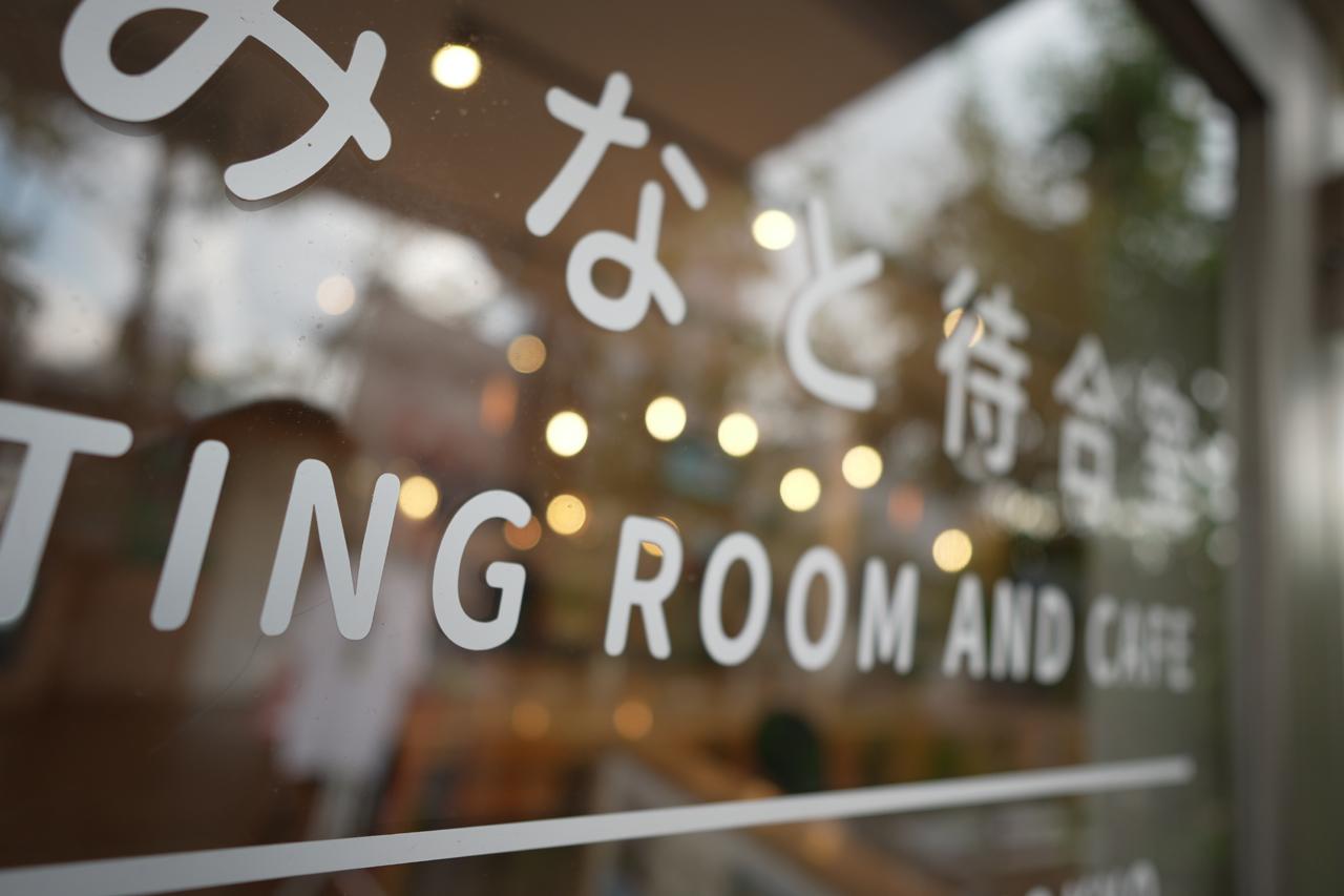 画像: 駅待合室のガラスドアをクローズアップ。明るい球形のボケはガラス越しに室内の照明が写ったもの。 ■ソニーZV-E10 Ⅱ 絞り優先AE（F1.4　1/500秒）　プラス0.7露出補正　ISO100　WB:オート