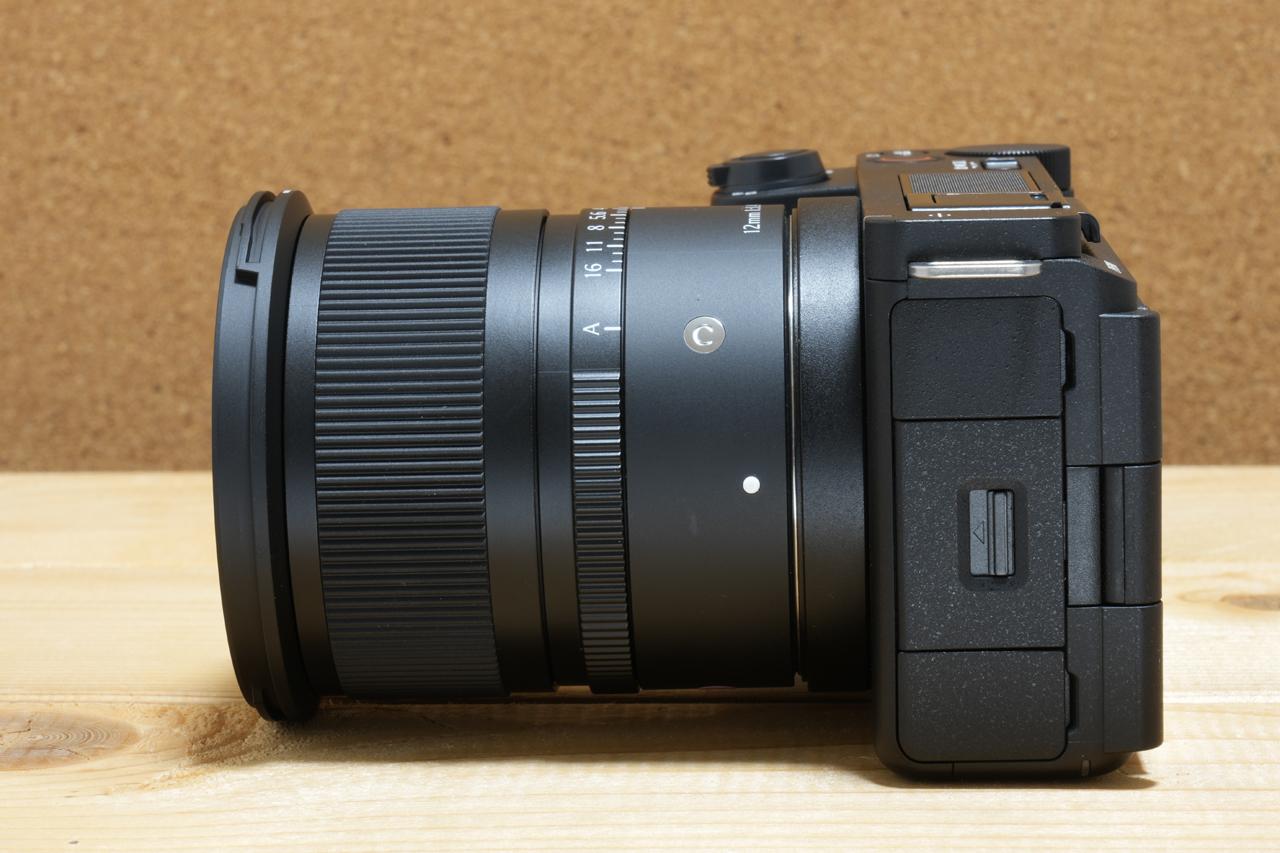 画像: ZV-EZ10Ⅱと組み合わせでは高さはほぼフラット。鏡筒に適度な長さがあるおかげで、掌が大きくてもほど窮屈には感じません。