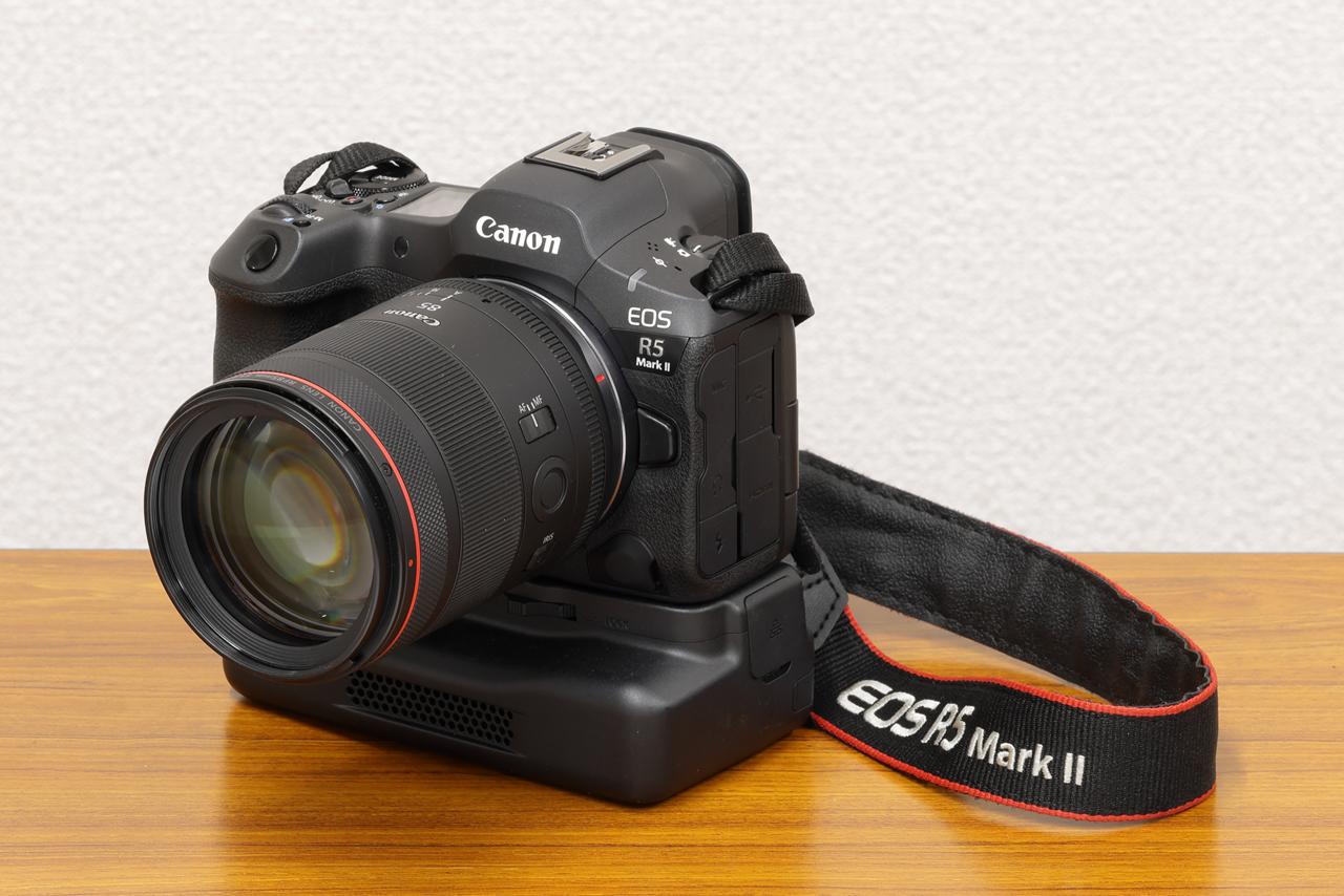 画像: レンズ重量は約636g。筆者の愛機EOS R5 MarkⅡにはクーリングファン付きのバッテリーグリップ"CF-R20EP"を装着しているが、レンズが軽いので、さほど重たいとは思わない。