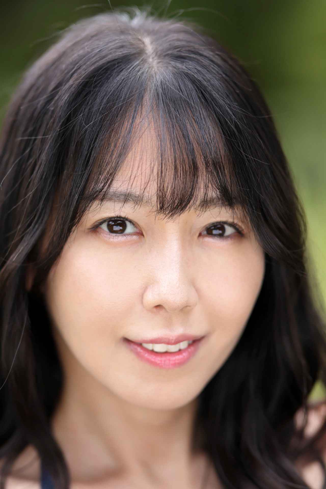 画像: クロップで約135mm相当なら、アップもパース感を気にすることなく撮影できる。必要以上に寄り過ぎなくても済むので、モデルとの良好なコミュニケーションも取れる。なお、フルサイズと同じ露出で撮影しているが、後処理で画面全体のコントラストと諧調を整えるため、レベル補正を施しているので、肌の明るさは異なった。 ■絞りF1.4 1/2500秒 クロップ