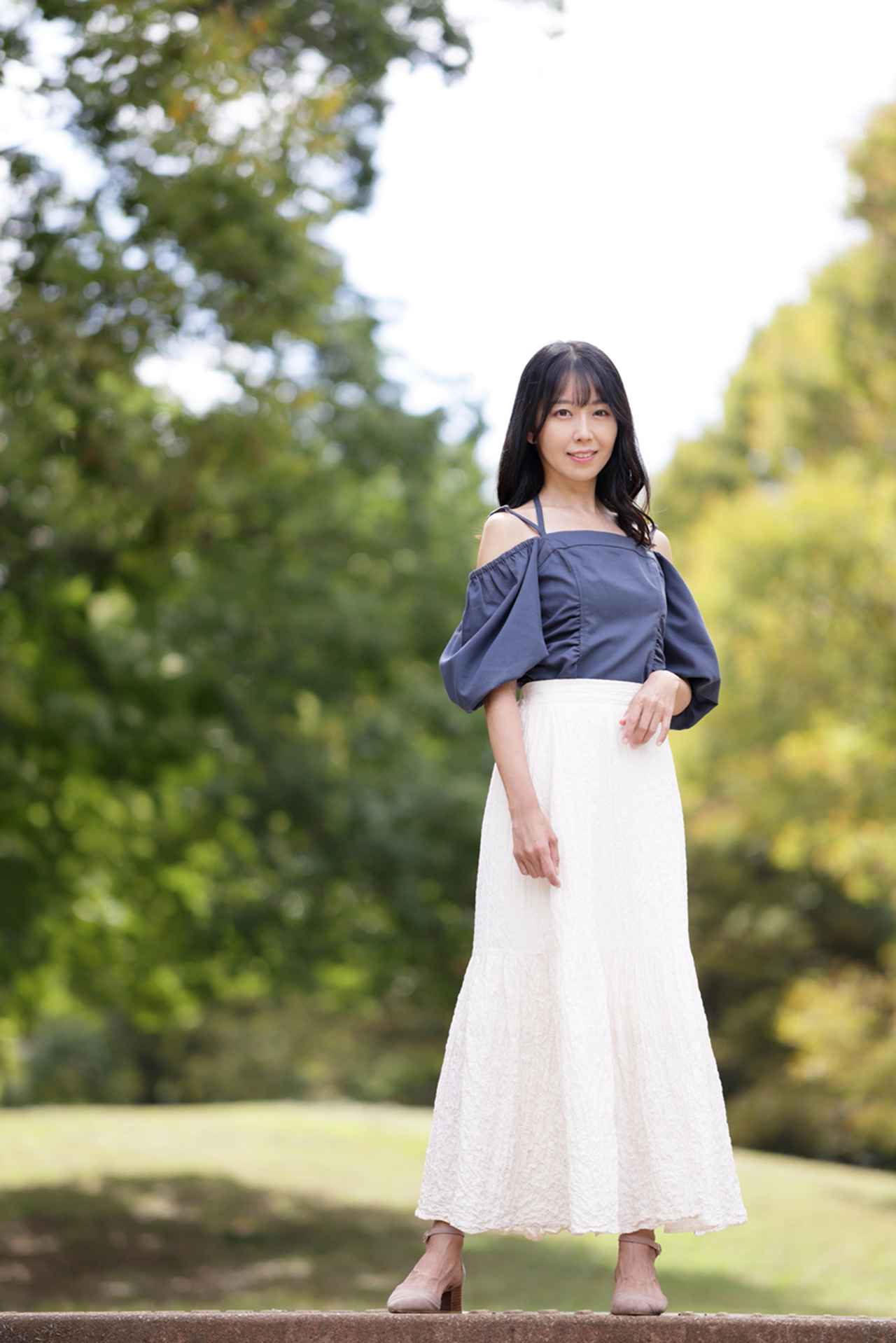 画像: パース感が現れる中望遠85mmの特徴を活かすため、階段を利用して足元の高さからのローアングル。よりスタイルが良く、より小顔になるように撮影した。ボケの美しさと口径食の少なさにも注目してほしい。 ■絞りF1.4 1/2000秒 フルサイズ