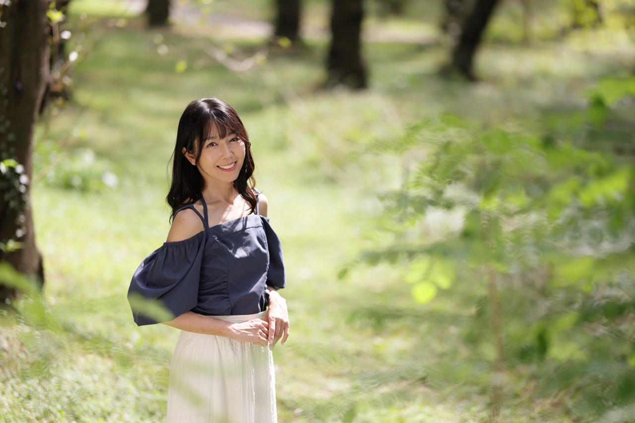 画像: クロップで撮影した位置から、フルサイズに切り替えてのカット。これをトリミングしてもクロップと同じにはなるものの、トリミング前提で撮影時に135mm相当でのフレーミングを行うのは至難の技(筆者にはムリ)。クロップでフレーミングした後に試しにフルサイズで撮影しただけなので、背景の処理は撮影時は未確認。周辺のボケが気持ち悪い。如何にボケ味が綺麗なレンズでも、綺麗にボケる背景を選ぶ必要があるということ。