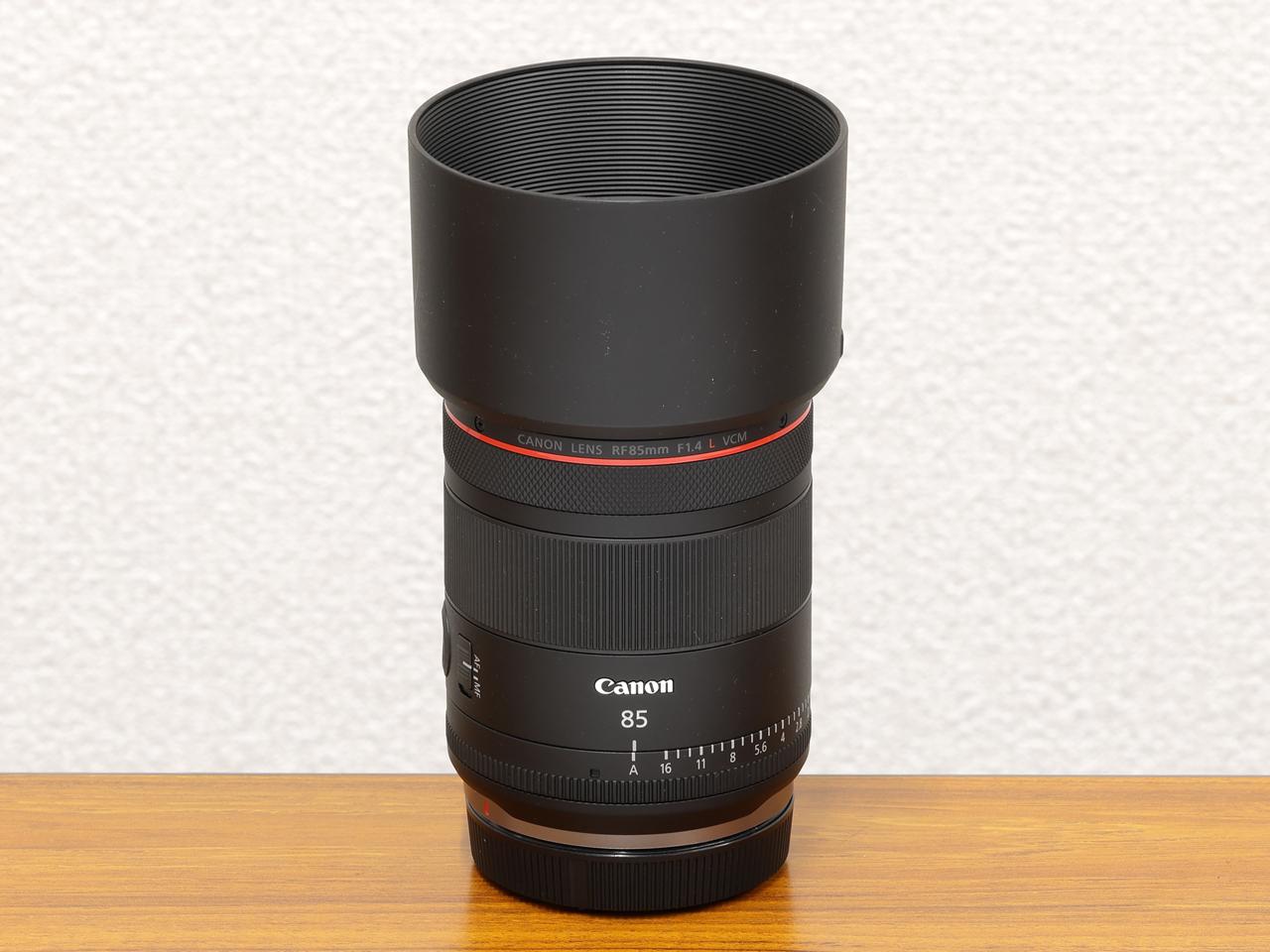 画像: レンズフードは付属する。このレンズに限った話ではないが、レンズフードが浅い場合が多い。筆者は他のレンズフードを現物合わせで貼り付けて、自作している。レンズフードは、フレアを防ぎレンズ性能を最大限引き出すことはもちろん、風雪や物理的衝撃(つまりぶつけるとか)からのレンズ保護にもなる重要なアイテムだ。