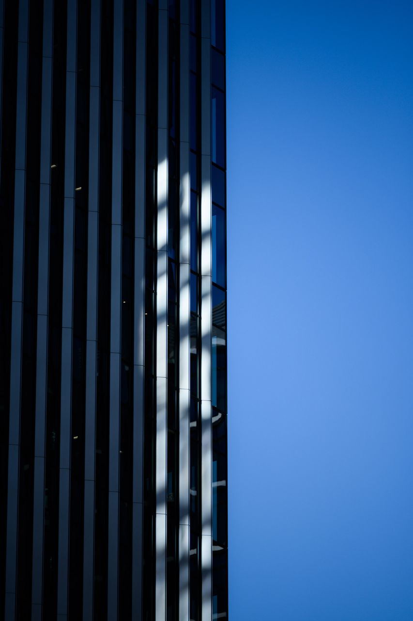 画像: 周辺光量落ちの具合と開放絞りでの解像感を検証。良く写ってるけどハイライトは若干滲んでるね。ま、普通は開放でこういう撮り方で常用はあまりしないと思うから問題ないよ。 ■絞りF2.8　1/2500秒　プラス0.3露出補正　ISO200