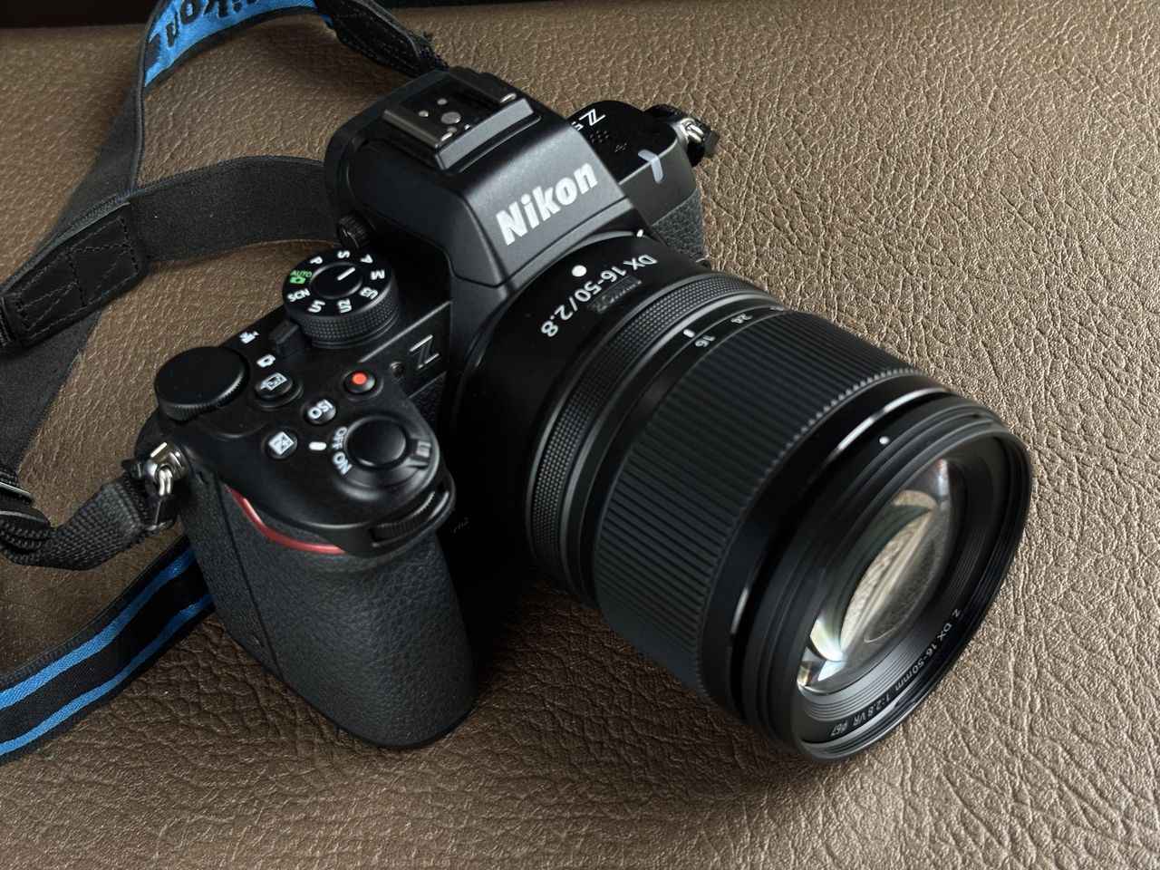 画像: フードを外すとこんな感じ。作例にもあるけど、本レンズは逆光に強いのでとにかく収納性を重視するならフードなしで撮影するものありですね。