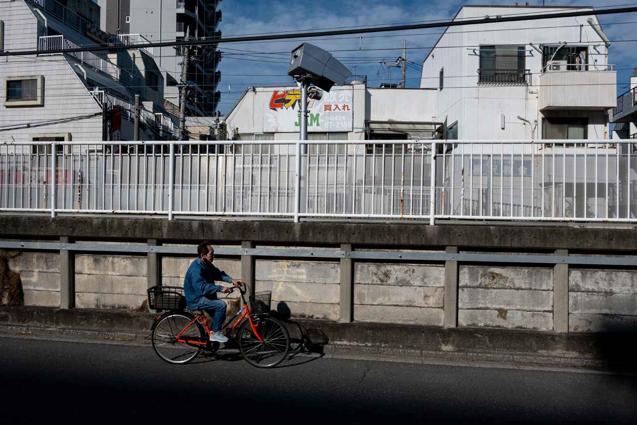 画像: あらかじめ少しアンダーめの露出になることを見越して撮影しています。建物の壁のハイライトのディテールの描写に期待しましたが、予想どおり、狙いどおりの描写です。 ■プログラムAE（F8　1/3200秒）　マイナス0.3露出補正　ISO400　※20mm時