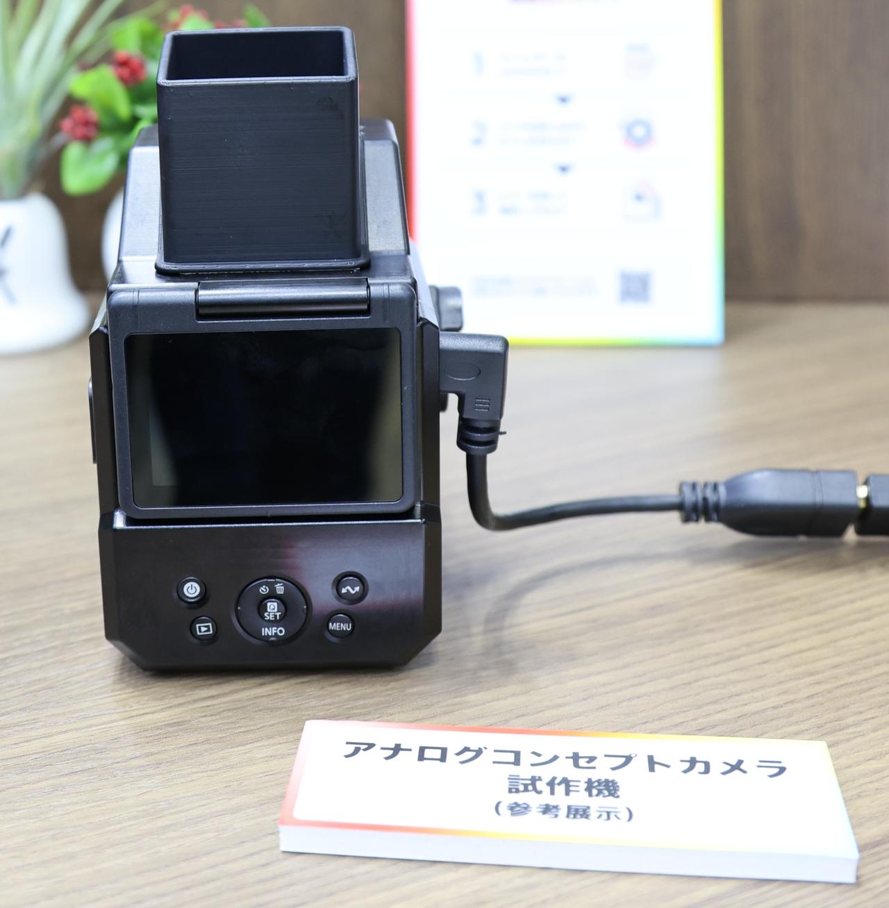 画像: 背面の操作系ボタンはシンプルな構成。液晶モニターは可動式のようだ。