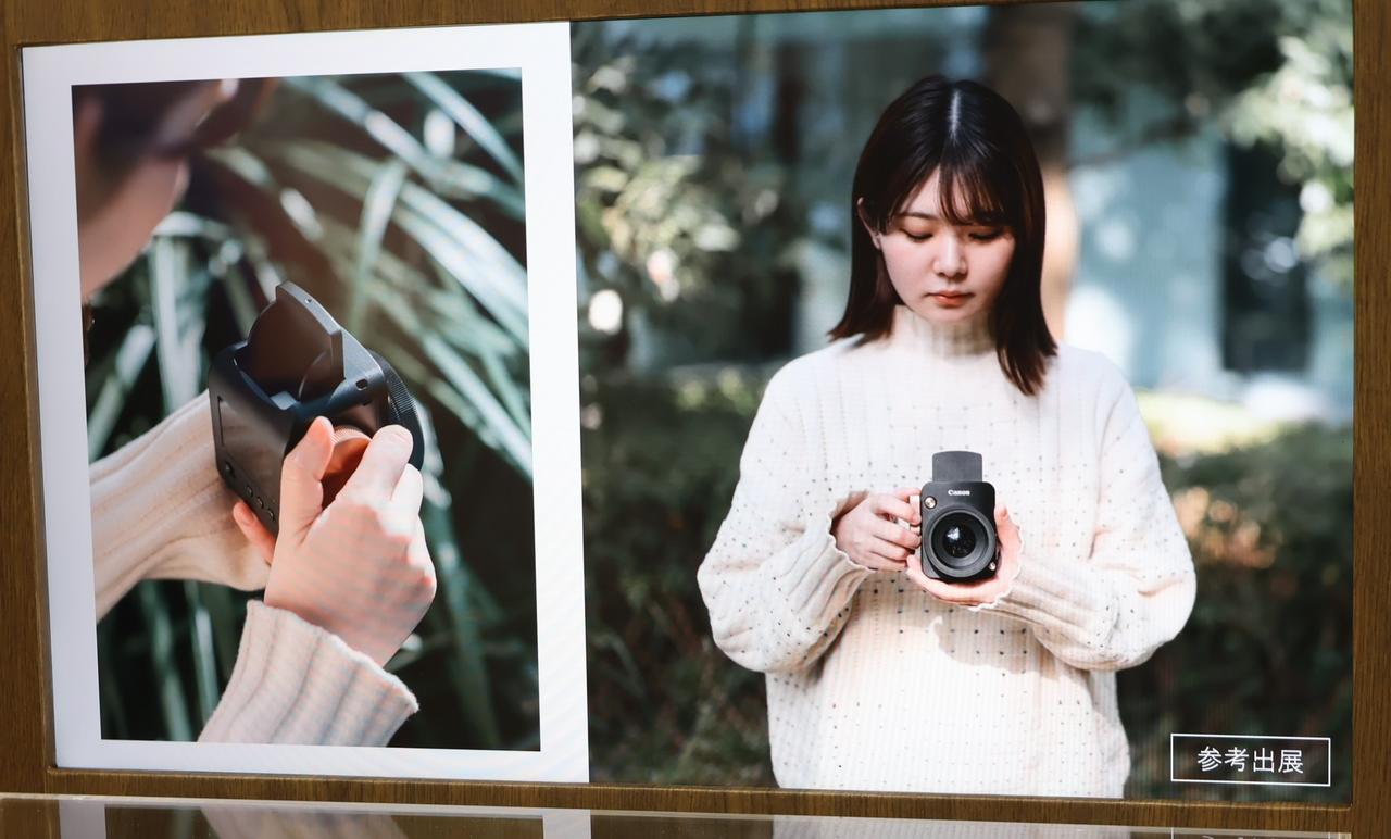 画像: ウエストレベルで構えるスタイル。まるでかつての二眼レフフィルムカメラ「ローライフレックス」などを彷彿とさせる。