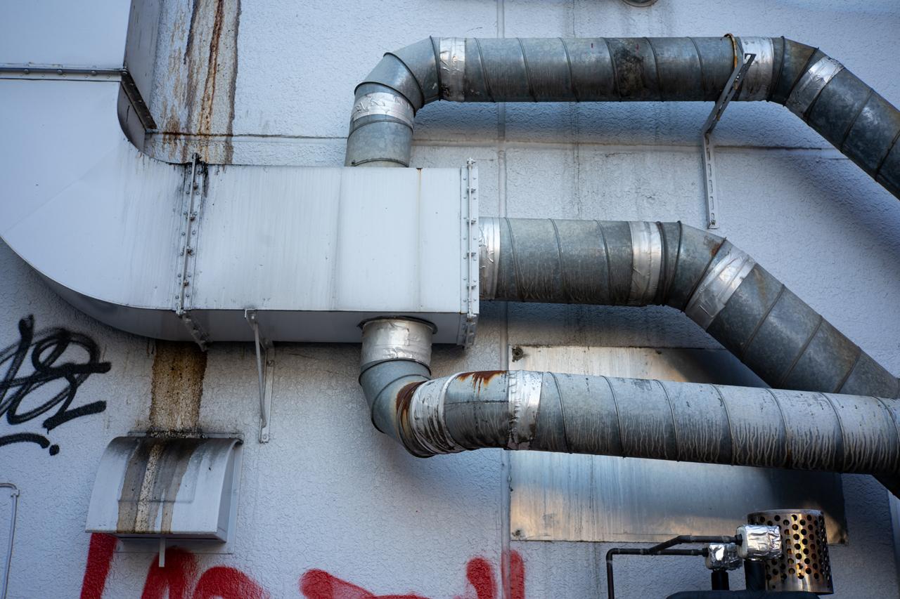 画像: 光の乏しい路地裏ですが、よい感じで階調を繋いでくれます。モノクロの描写にも期待できるでしょう。■絞りF5.6　1/200秒　ISO400