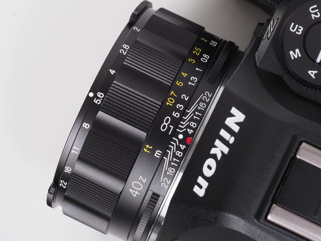 画像: 鏡筒は金属製。仕上げはお見事。絞り環や距離指標表示も綺麗です。純正のAFレンズにはできないMFレンズならではの特徴を生かしていますね。
