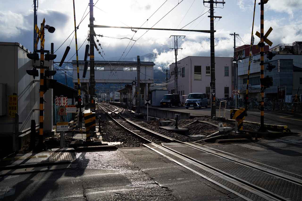 画像: 雨あがりの駅。太陽は電柱の影にありますが、逆光のハイライト描写がとても綺麗です。シャドー部の描写も優れます。フレア、ゴーストなどは皆無なので、もしかすると不満に思う人もいるのかもしれませんが、リアリティのある現代的描写です。 ■絞りF5.6 1/4000秒 マイナス1.0露出補正