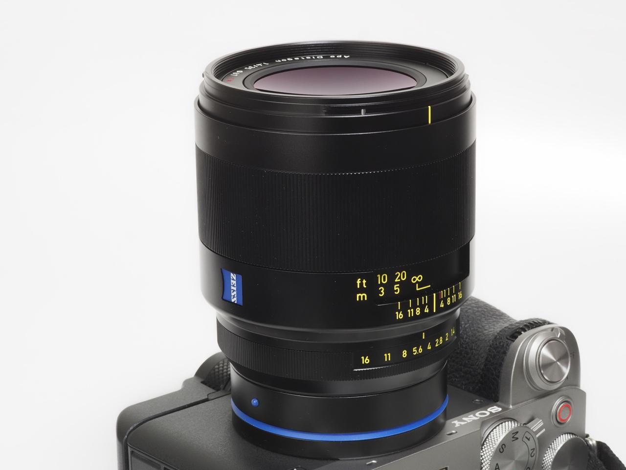 画像: α7CRのような小型のボディですと、バランスは厳しいですが、実用に問題は感じませんでした。α7CR同梱のグリップをつけると、置いた時には鏡筒の太さとほぼ同じ位置になるので安定しますね。とはいえ携行時にはずっとレンズの鏡筒を掴んで歩いていましたけど。