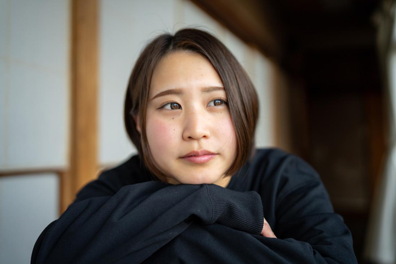 画像: 窓からの光のみで撮影しています。この位置からだと、まつ毛と眼球のフォーカスの位置の違いまで分かりました。細かな再現性に加えて、背景のボケの素直さが際立ちます。 ■絞りF1.4 1/2000秒 ※モデル:hina