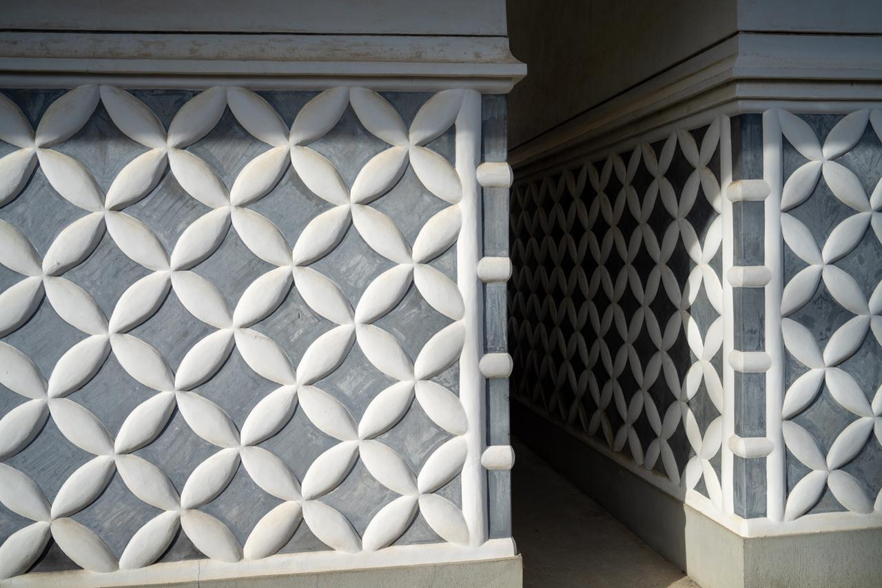 画像: ハイライトの再現性はどうかということで白い蔵を撮影してみました。非常に美しい再現で安心しました。歪曲収差もうまく補正されています。 ■絞りF8 1/1000秒