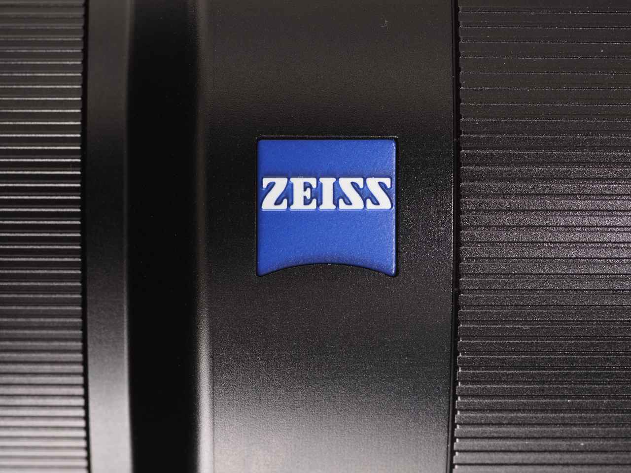 画像: ライカが赤バッジならツァイスは青バッジということで、ここにブランドの主張があります。でもツァイスには、「分かるやつだけに分かればいい」という、ある種の謙虚さがあるような…。