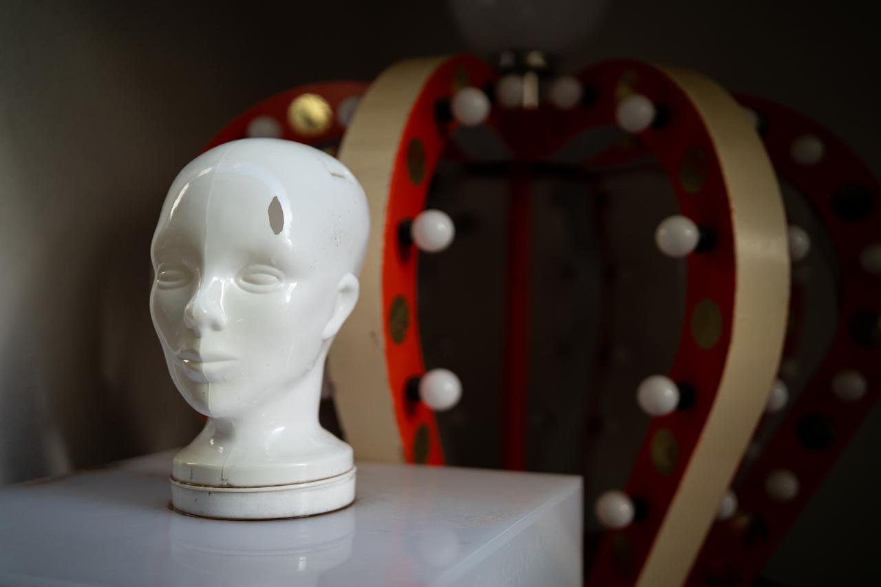 画像: 路地裏のバー。開放絞り設定で撮影してみましたが、自然な再現性です。フォーカス部分にエッジがないので少々手こずりましたが、うまくフォーカスしてくれました。 ■絞りF1.4 1/4000秒 マイナス1.0露出補正