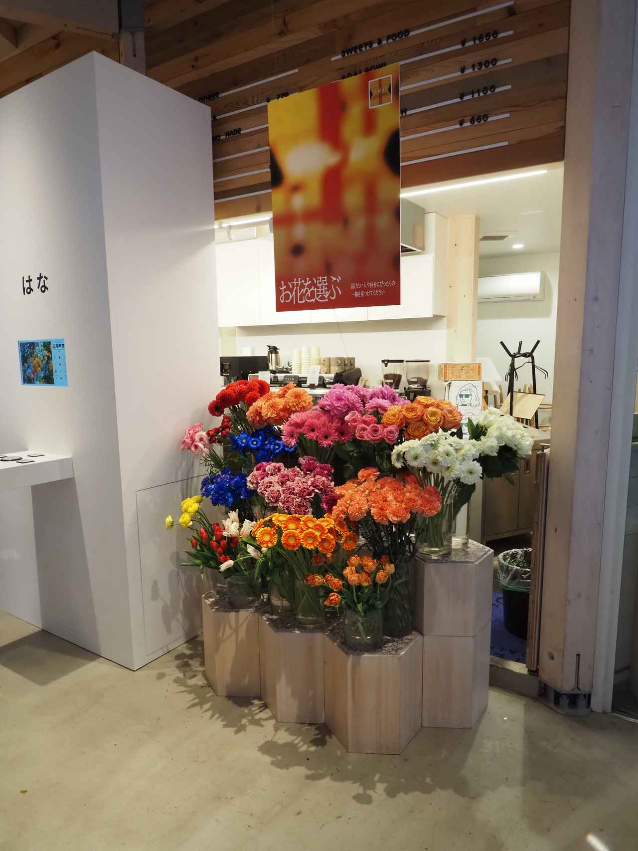 画像2: 人生で一度きりの「バラを咥える」チャンスかも。