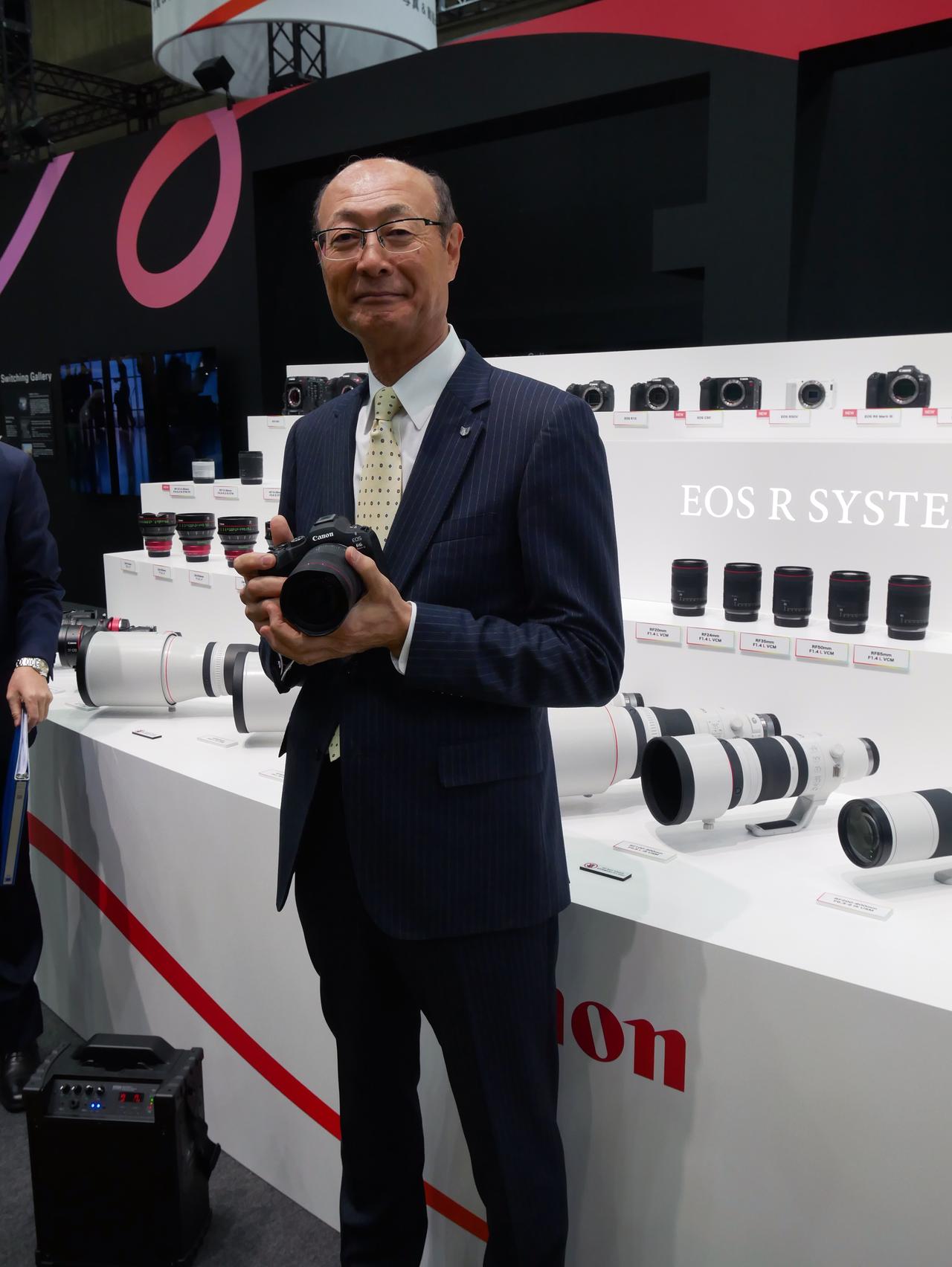 画像: 「ビジネスベースでカタチになるのはもちろん重要だが、こうした開発の現場からボトムアップで上がってきた提案でお客様のニーズを図ることは重要」と語るキヤノンのイメージンググループ管掌担当の戸倉剛副社長執行役員。EOS Rシステムをはじめ、EOS R1開発を主導した。