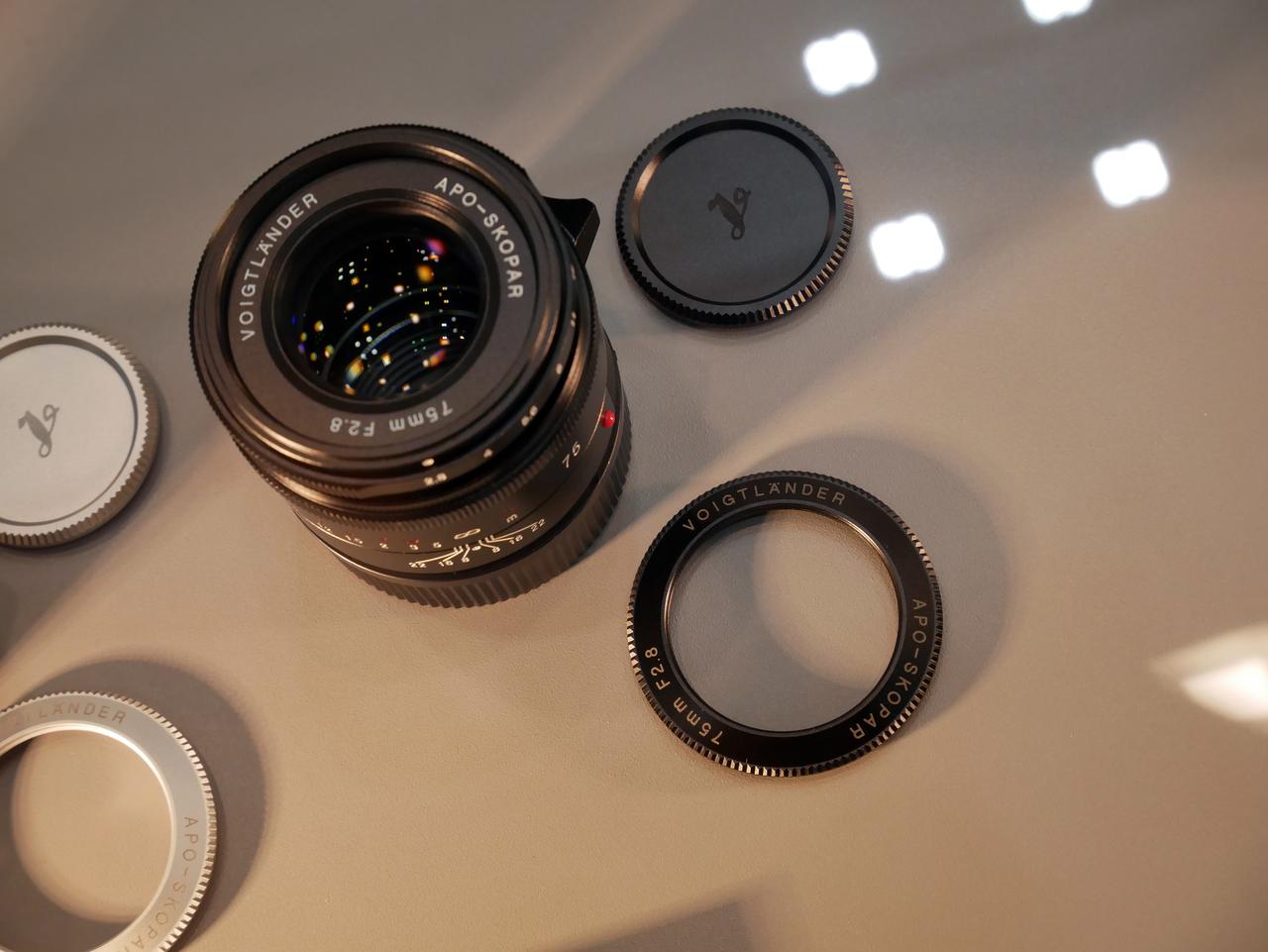 画像: 「手前右下のフィルターリングに注目！」とトヨタくんが言うもんだから、「なんでぇ？」とだれた質問をしたら、すかさず「APO-SKOPARとか周辺の文字色を白抜きにせずにグレーにして着せ替えにしたり出来るのです」（キリッ！）と言われてしまい、どうリアクションして良いか困っりました(モリタ）。