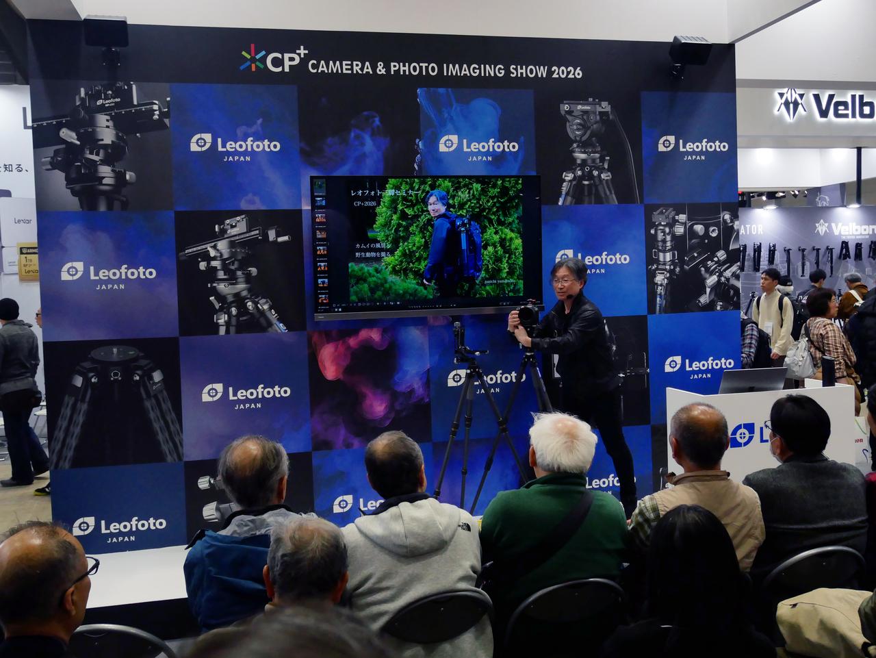 画像: ゲッカメでお馴染みの我らが風景写真家・山本純一さんもLeofotoブースで三脚のプレゼン。水準器付きのLS-324CEX LSレンジャーシリーズをアピールしていました。その詳しい模様はこちらまで。
