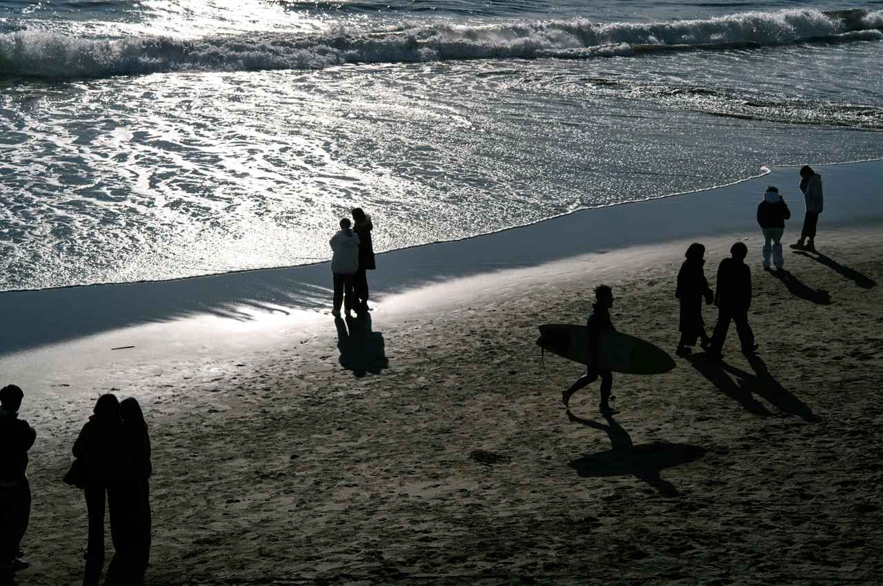 画像: こういうシチュエーションでは輝きに色が乗ってしまうことがあるが、とてもクリアで、これだけ強い逆光でも描写の緩みがない。75mmは50mmに近い扱いやすさと90mmに似た望遠らしさが共存している。 ■ライカM EV1 絞り優先AE(F5.6 1/16000秒) マイナス1露出補正 ISO400 WB;晴天 撮影:内田ユキオ