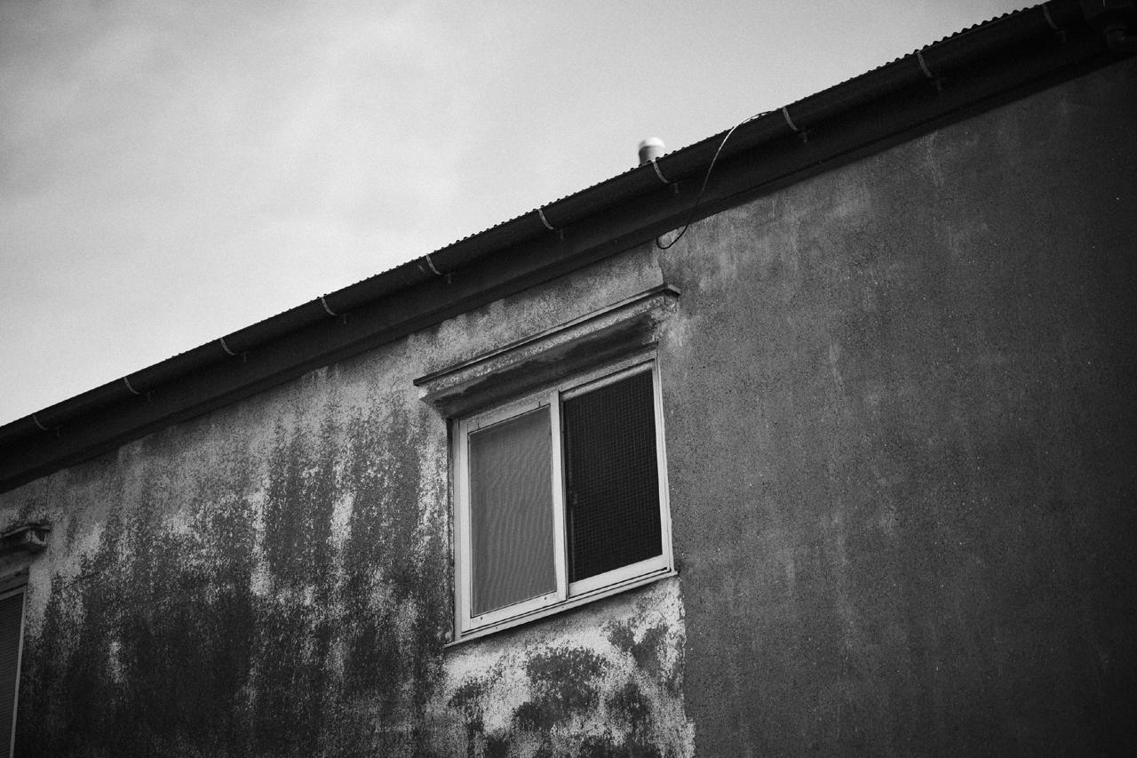 画像: 絞り開放で周辺部を見ると、確かにアポランターではないなって感じの写りではあるけれども、フツーはそんな辺境に被写体を配置しないから問題ないよね。周辺光量の落ち方は好き。 ■絞りF2.8 1/640秒 ISO100 ※フォトスタイル:L.モノクロームD