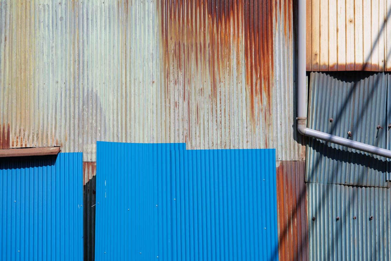 画像: 我が宗派では、トタンは撮らなければなりません。キレキレではあるけれど、コントラストで見せる感じじゃなくて繊細に解像していて、凄くいい塩梅。トタンが経てきた時間を良い感じに表現してくれています。が、このサイズじゃ分かんないよねぇ…。 ■絞りF4.0 1/640秒 ISO200 ※フォトスタイル:ナチュラル