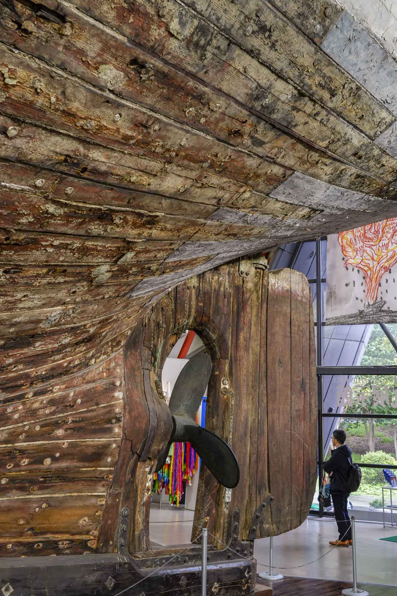 画像: ●ワイド端 こちらも35mmだが、ワイド的ではない構図の撮り方。コワーいぐらいシャープに写るレンズとカメラの組み合わせで凄い質感描写だ。同じ場所で英伸三先生がお撮りになっている第五福竜丸の写真とは無論比べるべくもないのだが、同じカメラとレンズがあったら先生はどんな写真をお撮りだろうか…などということを考えてしまった。「第五福竜丸展示館」にて。 ■絞り優先AE(F10）　マイナス0.3　露出補正　ISO800　WB:オート