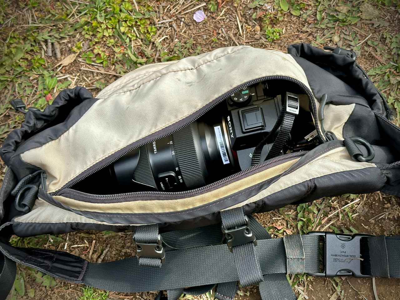 画像: バッグに入れた状態です。さすがにポケットサイズとは言い難いが、やはり大口径標準ズームとしては小型軽量な部類に入る。筆者が常に携行しているヒップバッグに、スマホやら財布やらと一緒に易々と入るので、カメラを抜き身で晒すのがためらわれる電車移動などでは精神的にも身軽だ。