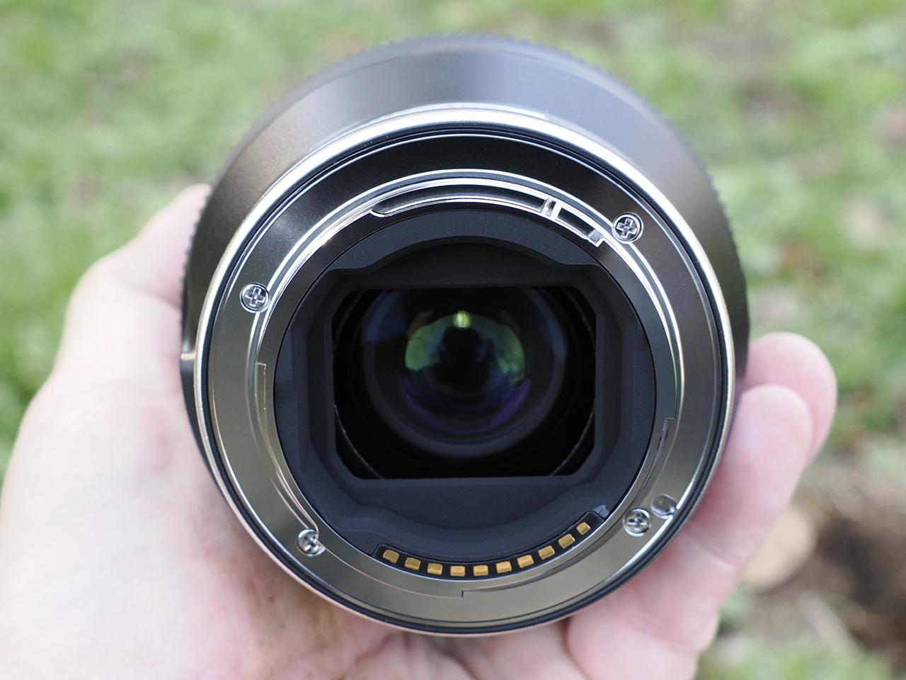 画像: 後玉がめっちゃ大きく、開放でケラレないようマウント内側をギリギリまで攻めていて「頑張ってるねー」っていうタムロンらしい丁寧な造り。時々思うのは、後玉がマウントからさらにカメラ側に突き出た光学系でもって、斬新な仕様のレンズとかって設計できないのかな？　ということ。大昔のミラーアップ専用レンズみたいな。規格の縛りもあるだろうが、ミラーレスカメラ専用なら不可能ではないだろう。