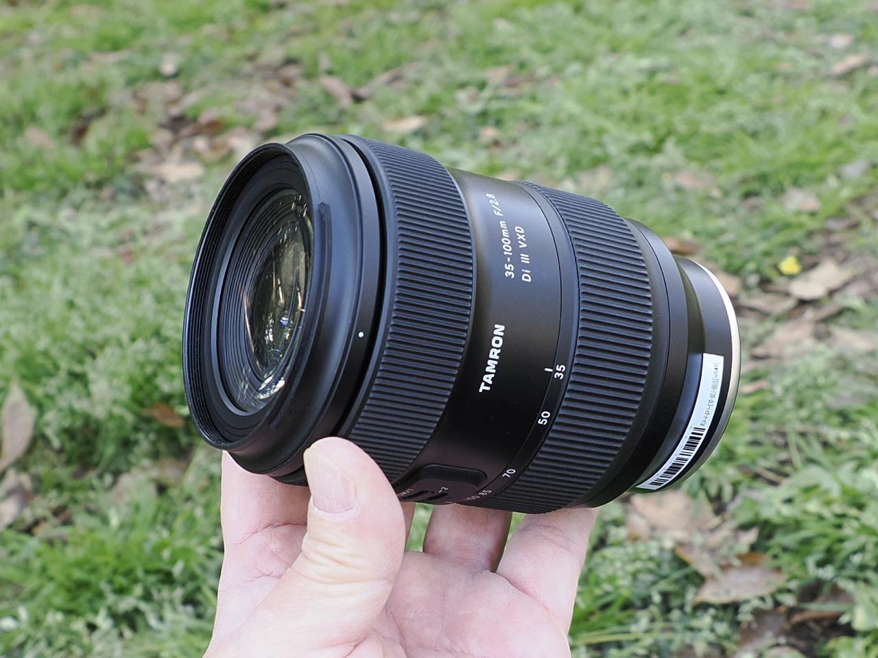 画像: こう持って撮るとそれほど大きく見えないが、かと言ってカメラに付けた時には小さい感じはない。むしろ大口径なりの大きさはある。マウント部の白いバーコードシールはメーカーデモ機の管理用ステッカーで、製品にはもちろんありません。でも、なんかカッチョワリ―なー。白黒反転させた黒いステッカーとか反対側に貼るとか、デモ機では目立たないように配慮したほうがいいのでは？（広報担当者サマへ）。