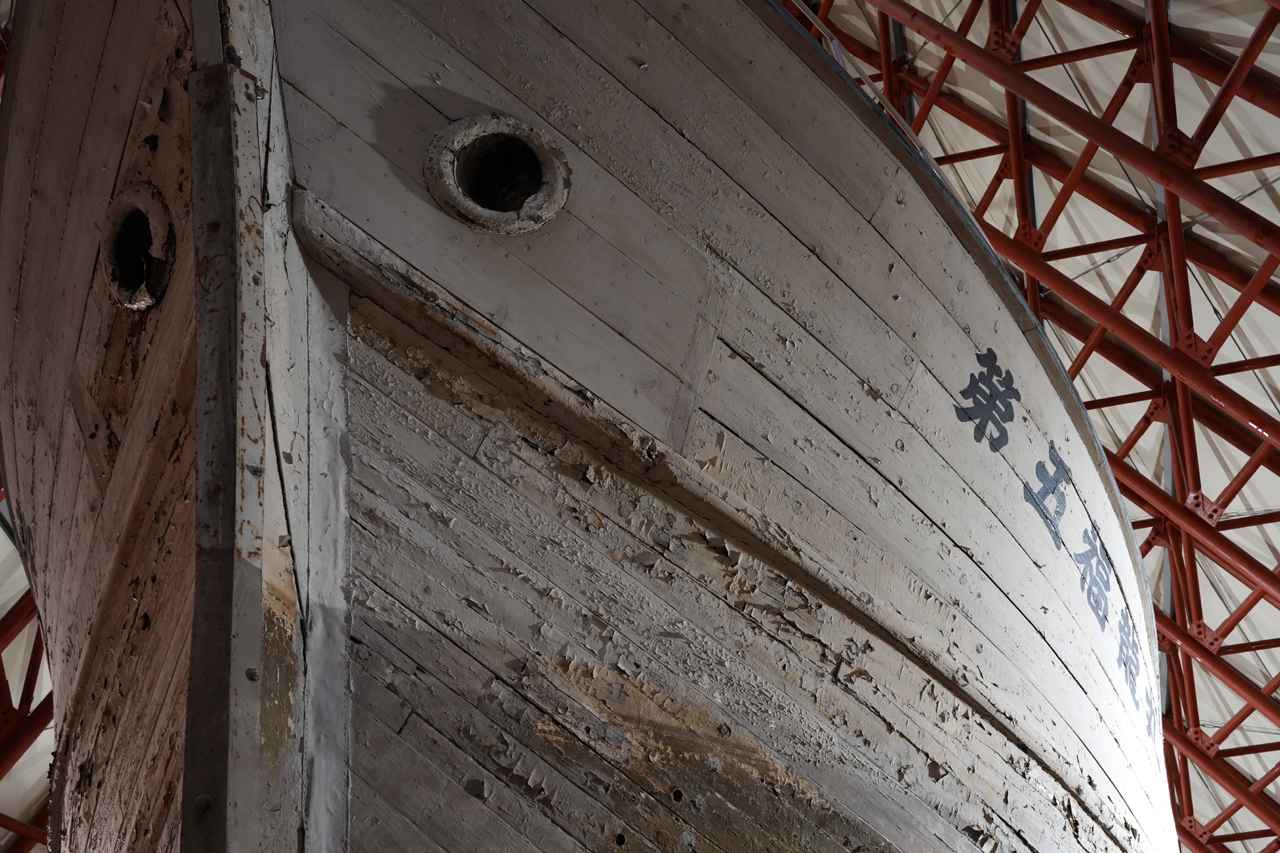 画像: ●ワイド端 3 ワイド端が35mmで足りないなんてことは全然ない。狭い引きのない場所でも、アングルを見つけることはできるのさ。この大きな木造船のフォルムを表現しながら、朽ちつつあった船底の質感を克明に捉えることができたのは、焦点距離35mm以下では難しかったかも。1/5秒という低速度シャッターでも、手ブレ補正機構は充分に機能していて恐ろしいほどシャープな画像が得られた。「第五福竜丸展示館」にて。 ■絞り優先AE(F10）　マイナス0.3　露出補正　ISO800　WB:オート