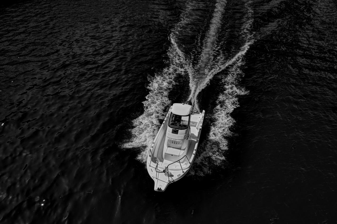 画像: パッと見た感じ［HDR調］っぽくない仕上がりだが、海面が暗く沈んで深みが出るなど予想外の結果が得られた。［ハイコントラスト］や［グレイニー］より普通で好印象。［ソリッド］でも軟調に感じる場合は、カメラ内RAW現像で試してみると良いだろう。 ■絞りF5.6　1/640秒　ISO320　イメージコントロール：HDR調　赤色フィルター：オン