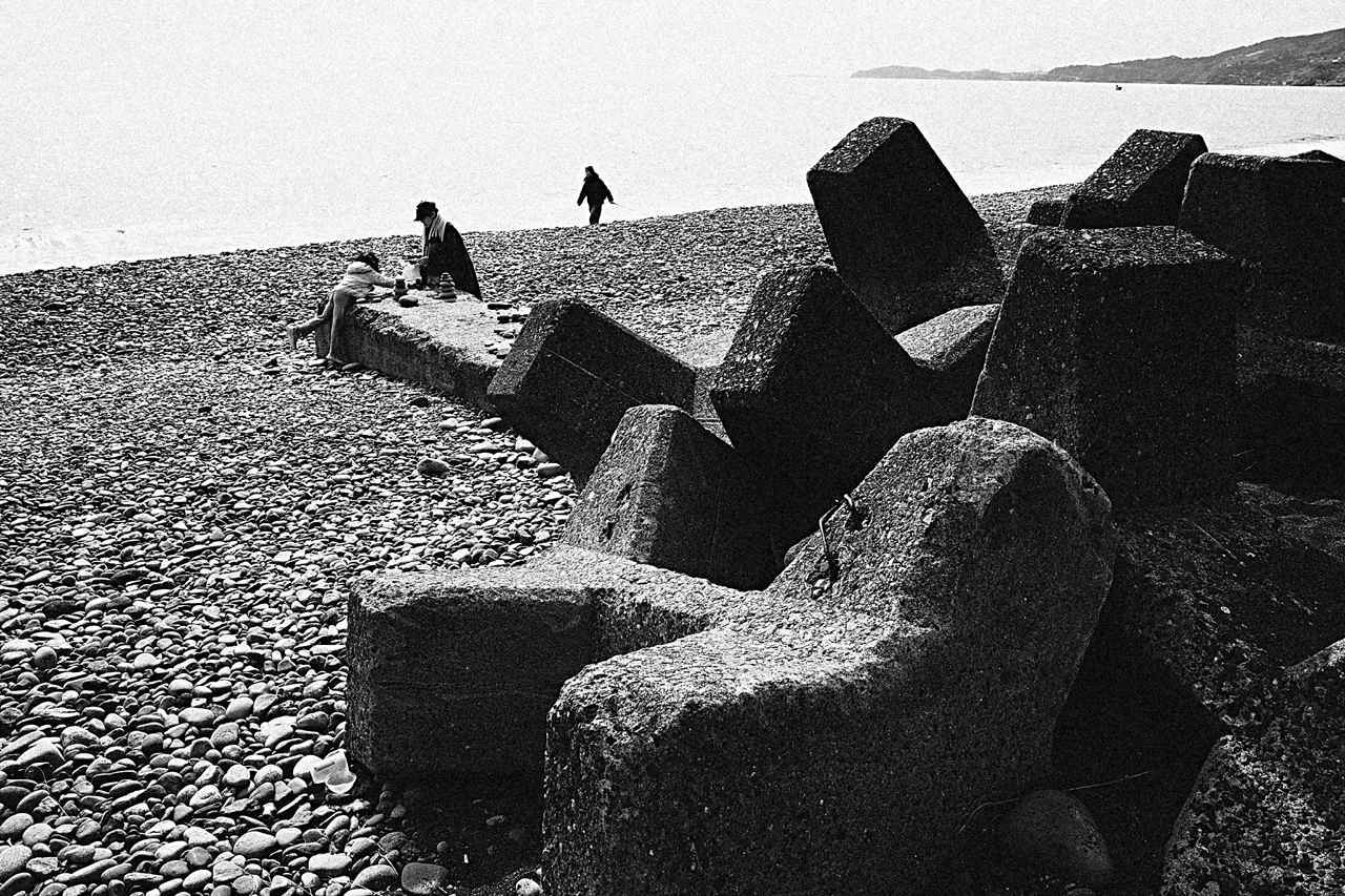画像: 空や海の大半は白トビしているが、強い粒状感によりあたかもディテールが残っているように見える。銀塩プリントの粒子のようでもあり、逆光の空や海面の反射など、ダイナミックレンジに収まり切れないような光線状態で威力を発揮する。 ■絞り優先AE（F4.5　1/320秒）　ISO320　イメージコントロール：グレイニー　赤色フィルター：オン