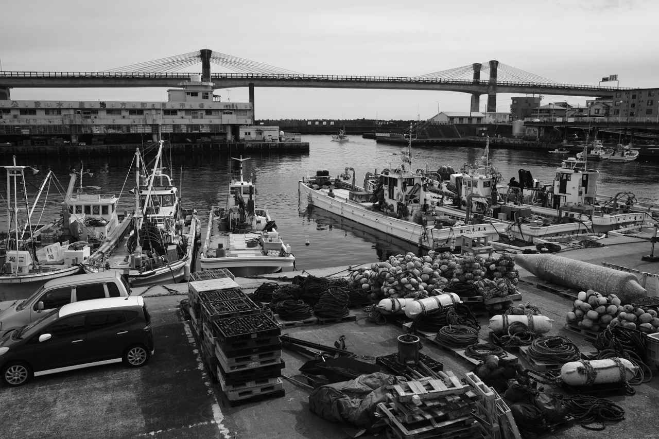 画像: モノクローム専用CMOSセンサーとGRレンズのタッグは最強だ。階調豊かで深みのあるモノクロ表現が簡単に手に入れられる。画面の隅々まで見どころ満載といった感じで、大きく引き伸ばしても見応えのあるプリントに仕上がりそう。 ■絞り優先AE（F4　1/250秒）　ISO160　※イメージコントロール：ソリッド　※赤色フィルター：オン